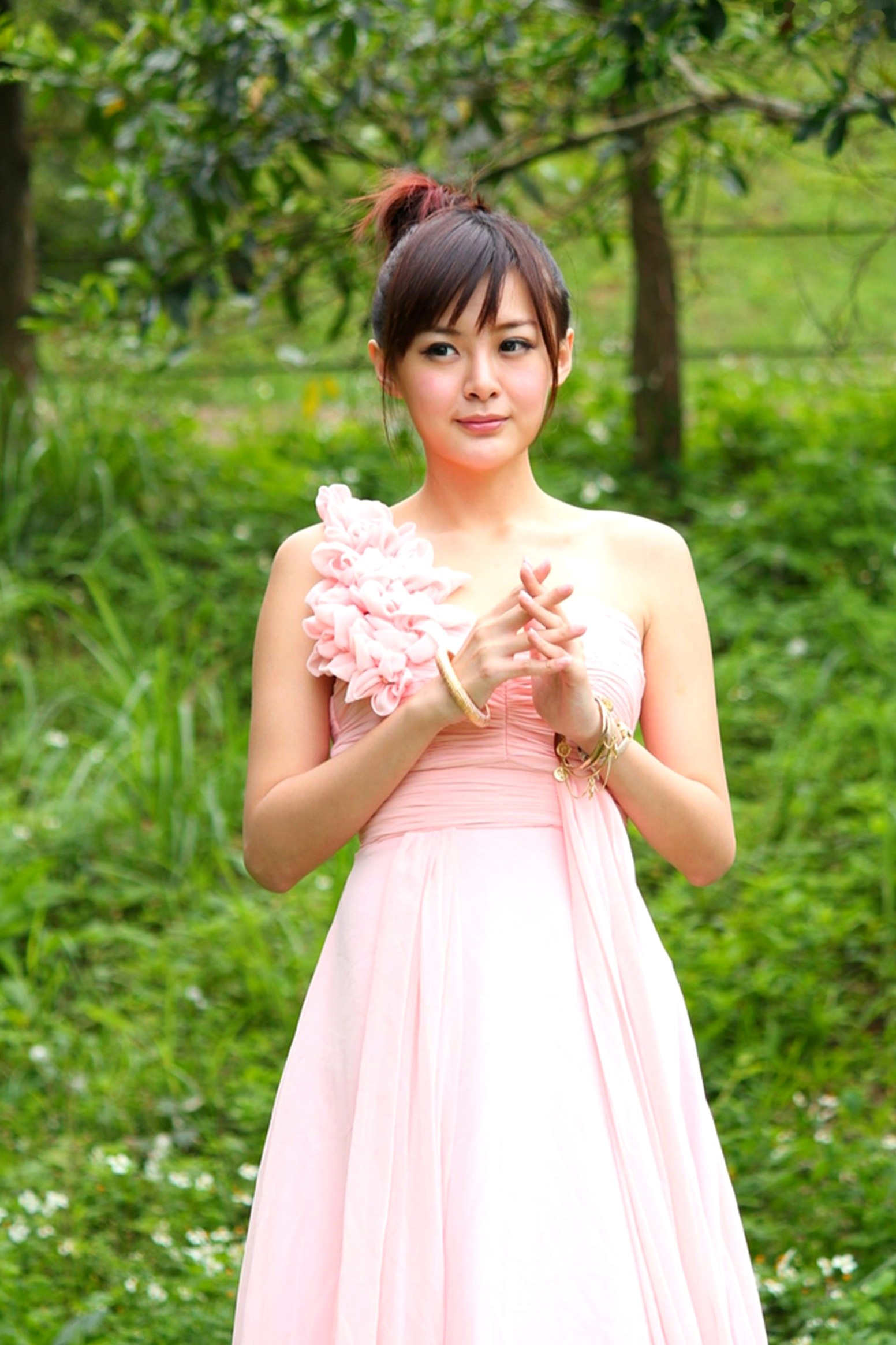 Gallery - 台湾正妹小梦《烏石港外拍》清新粉色露肩礼服展现甜美气质，铁道与港口风光下灵动可爱，纯净治愈的户外写真集台湾清新户外治愈系女神 女神私房照_秀色女神 - image 58