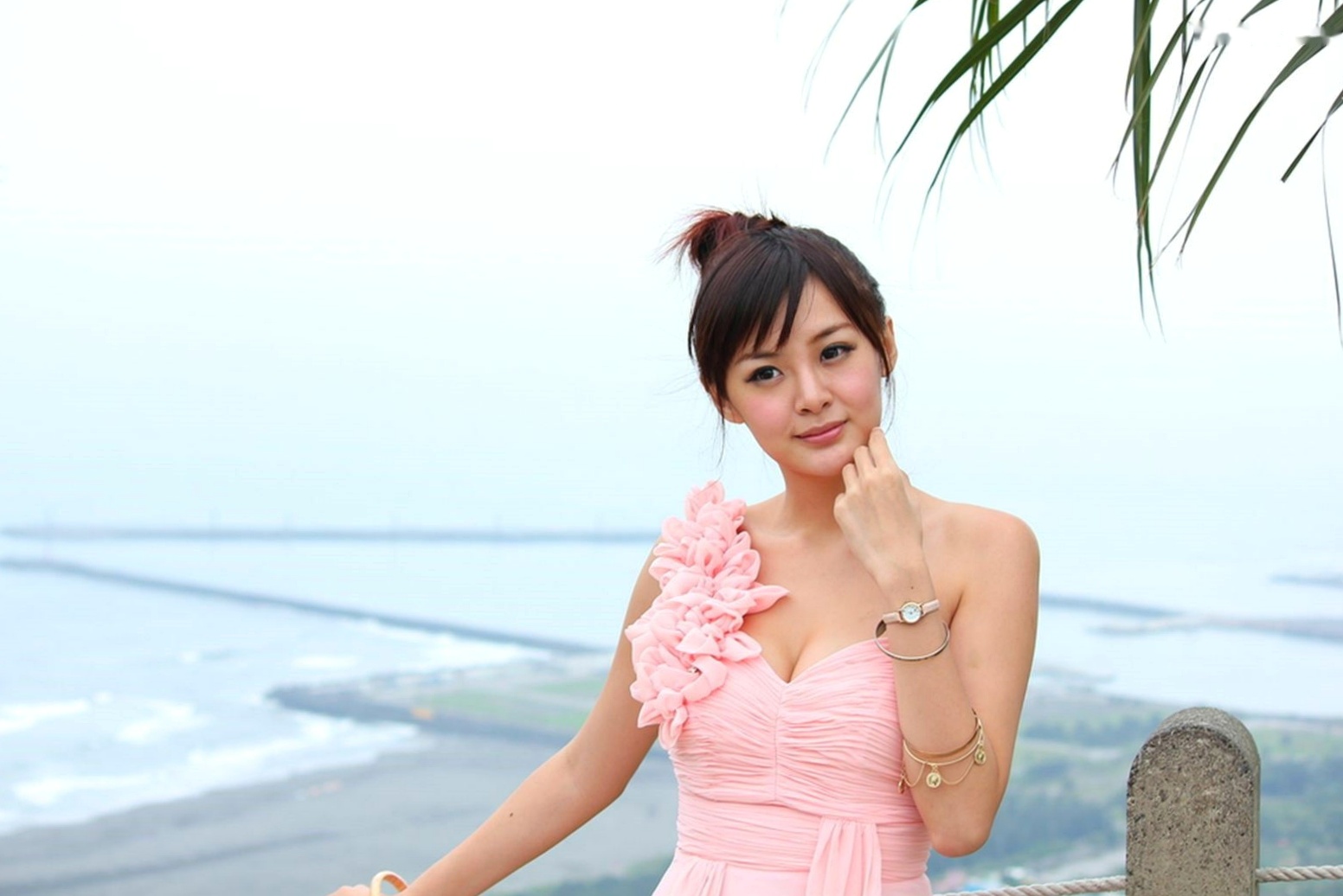 Gallery - 台湾正妹小梦《烏石港外拍》清新粉色露肩礼服展现甜美气质，铁道与港口风光下灵动可爱，纯净治愈的户外写真集台湾清新户外治愈系女神 女神私房照_秀色女神 - image 59