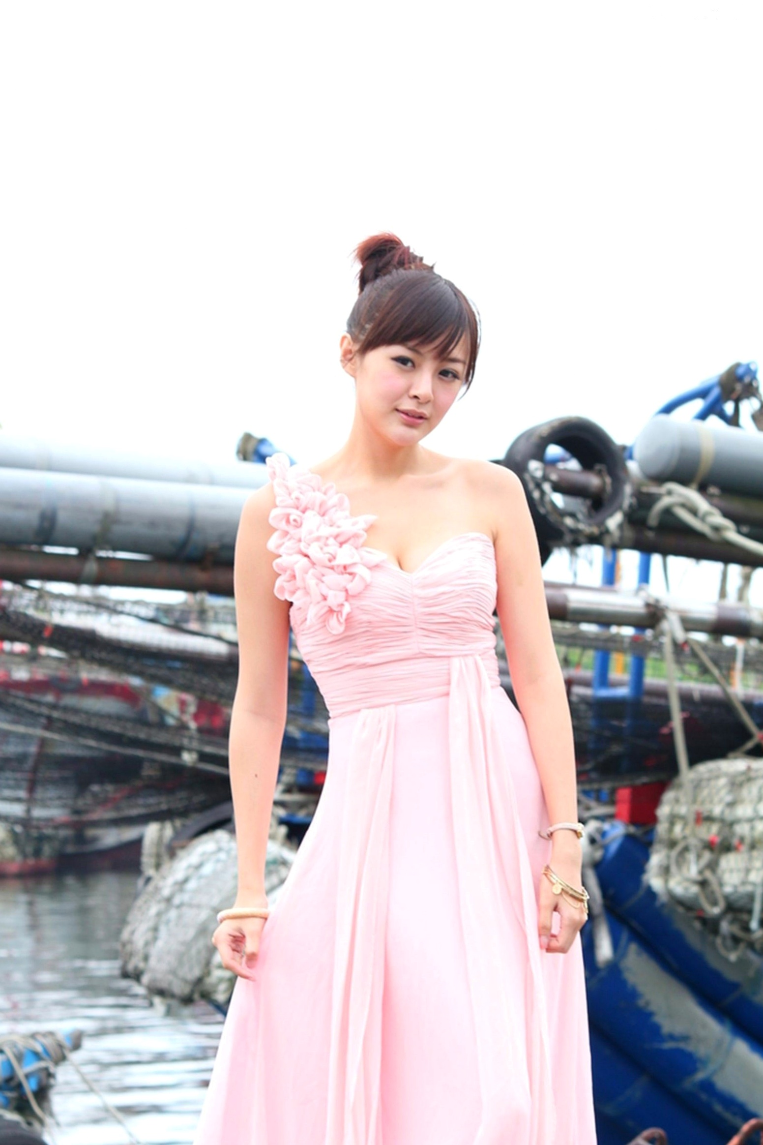 Gallery - 台湾正妹小梦《烏石港外拍》清新粉色露肩礼服展现甜美气质，铁道与港口风光下灵动可爱，纯净治愈的户外写真集台湾清新户外治愈系女神 女神私房照_秀色女神 - image 60