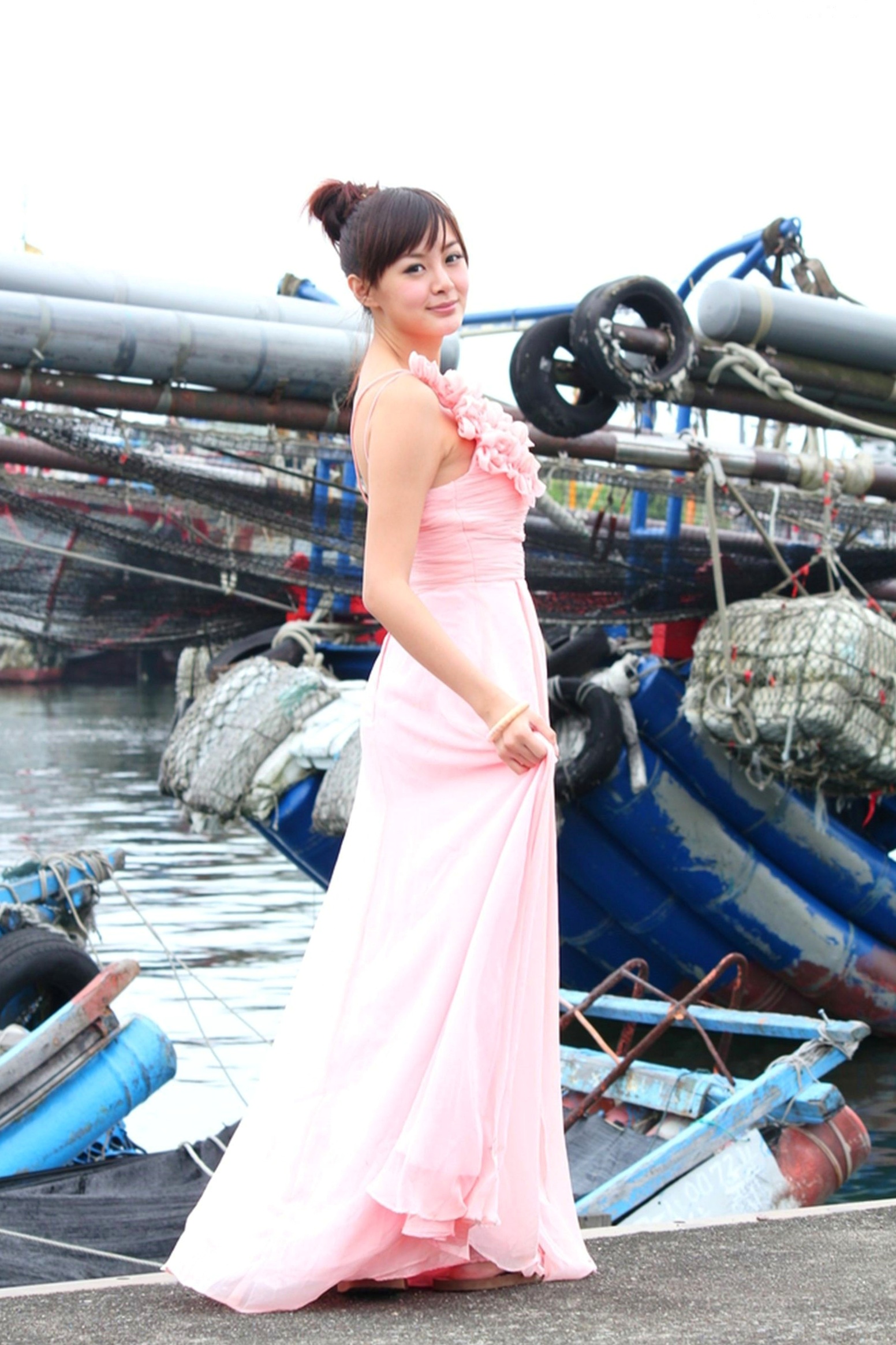 Gallery - 台湾正妹小梦《烏石港外拍》清新粉色露肩礼服展现甜美气质，铁道与港口风光下灵动可爱，纯净治愈的户外写真集台湾清新户外治愈系女神 女神私房照_秀色女神 - image 61
