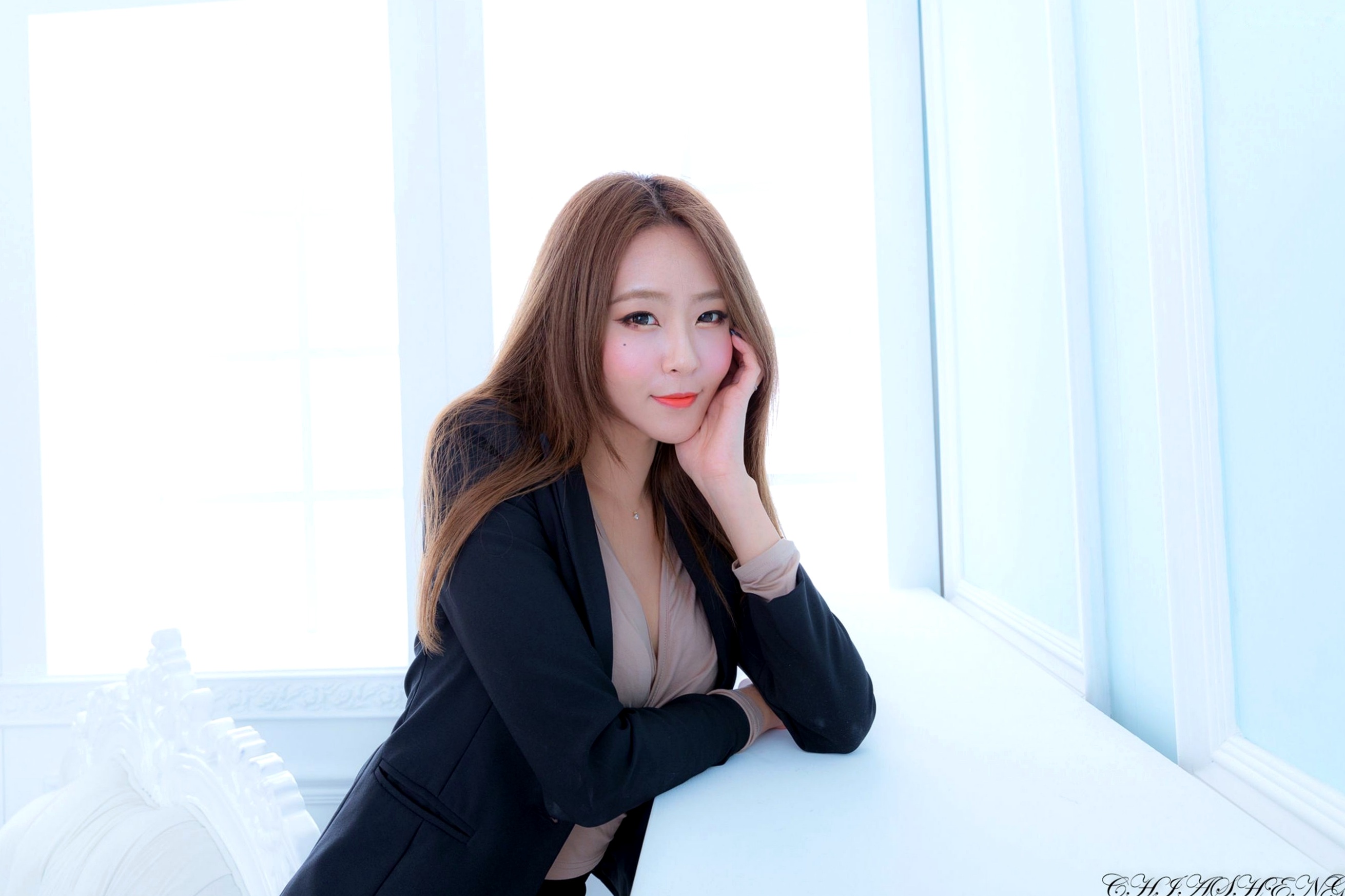 Gallery - 台湾正妹庄咏惠Winnie私房棚拍，白衬衫清纯居家与紧身蕾丝裙性感魅力系列精选性感私房照台湾美腿极品 女神私房照_秀色女神 - image 111