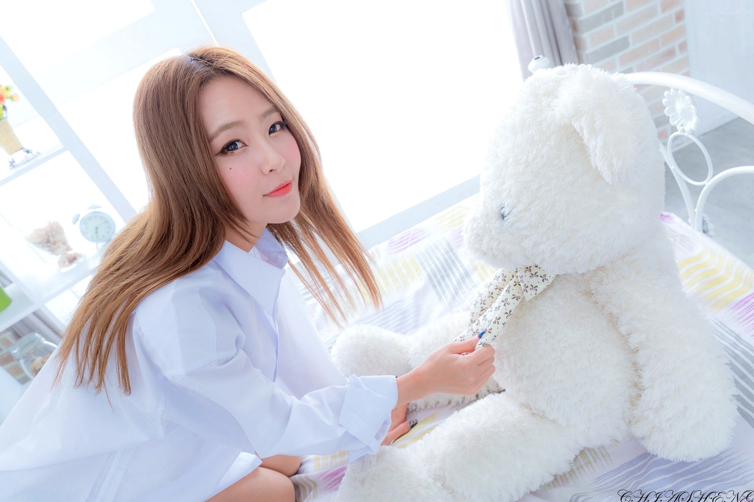 Gallery - 台湾正妹庄咏惠Winnie私房棚拍，白衬衫清纯居家与紧身蕾丝裙性感魅力系列精选性感私房照台湾美腿极品 女神私房照_秀色女神 - image 153