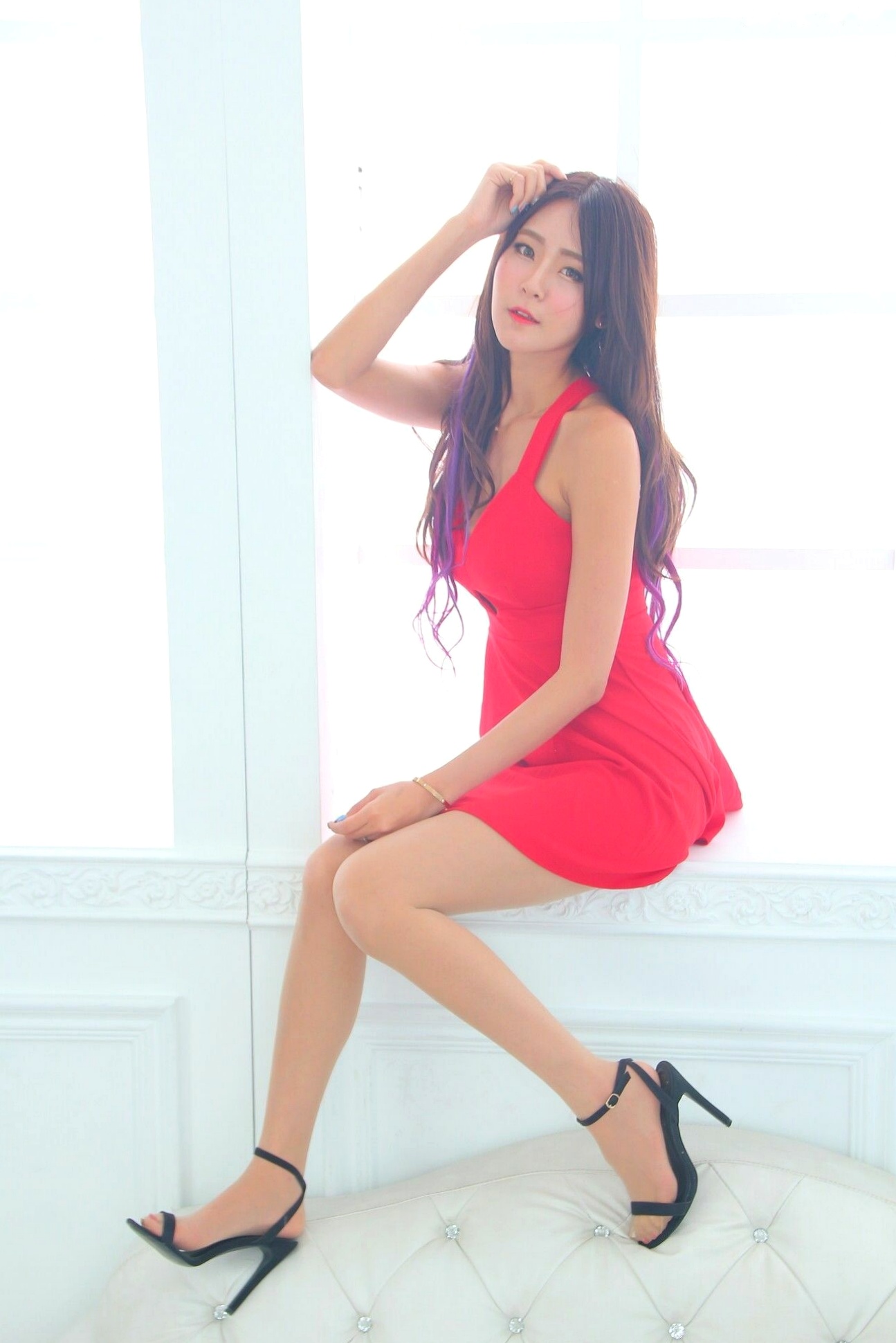 Gallery - 台湾正妹Winnie小雪红色吊带连衣裙私房写真集，超短裙装凸显完美身材，简约室内背景格调，尽显时尚清纯诱惑女神性感美腿诱惑私房照 女神私房照_秀色女神 - image 24