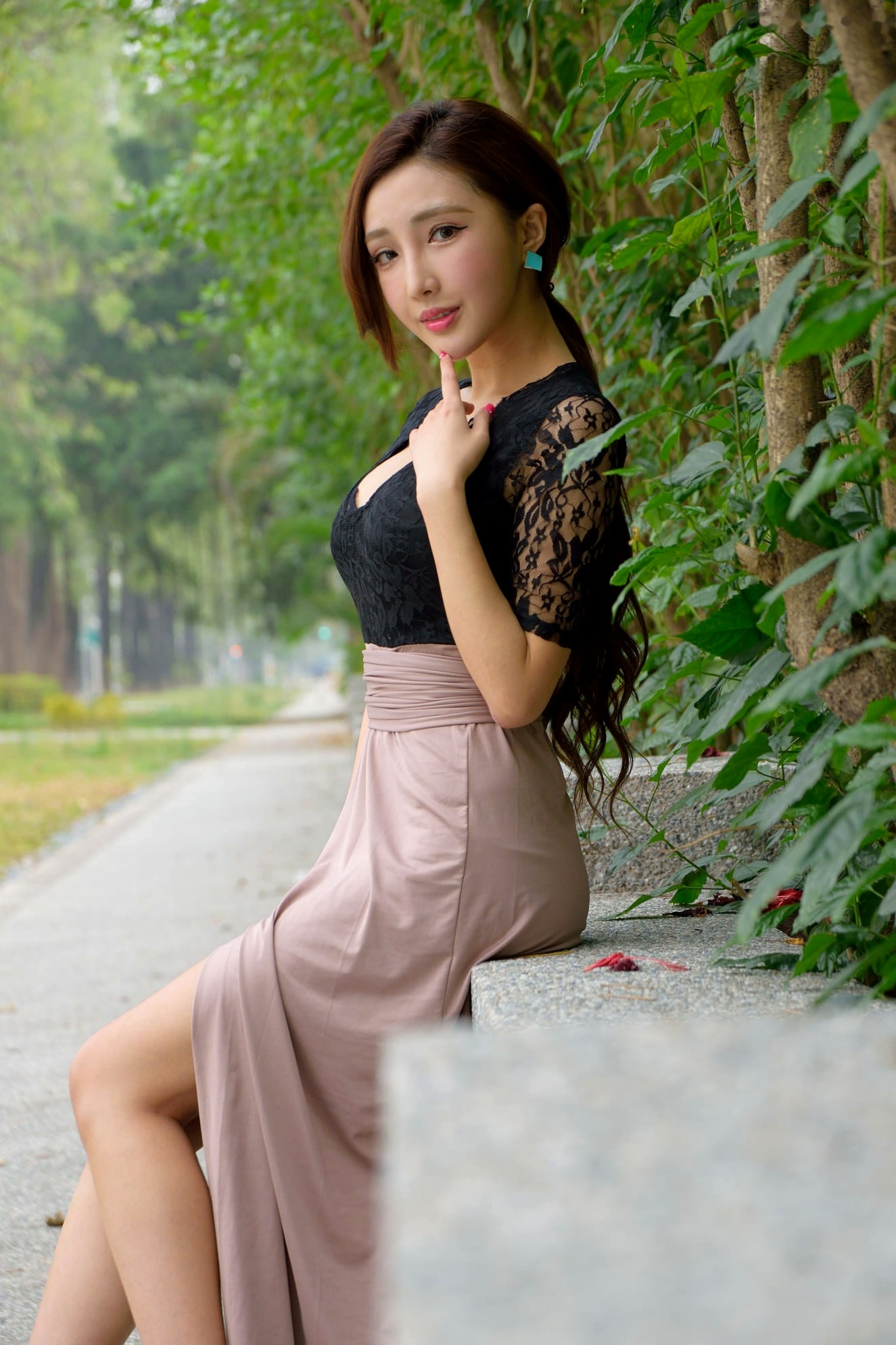Gallery - 台湾正妹赵芸Syuan《优雅女神》户外庭园写真集，白色露背吊带裙展现迷人身姿 [52P]台湾户外女神极品气质 女神私房照_秀色女神 - image 45