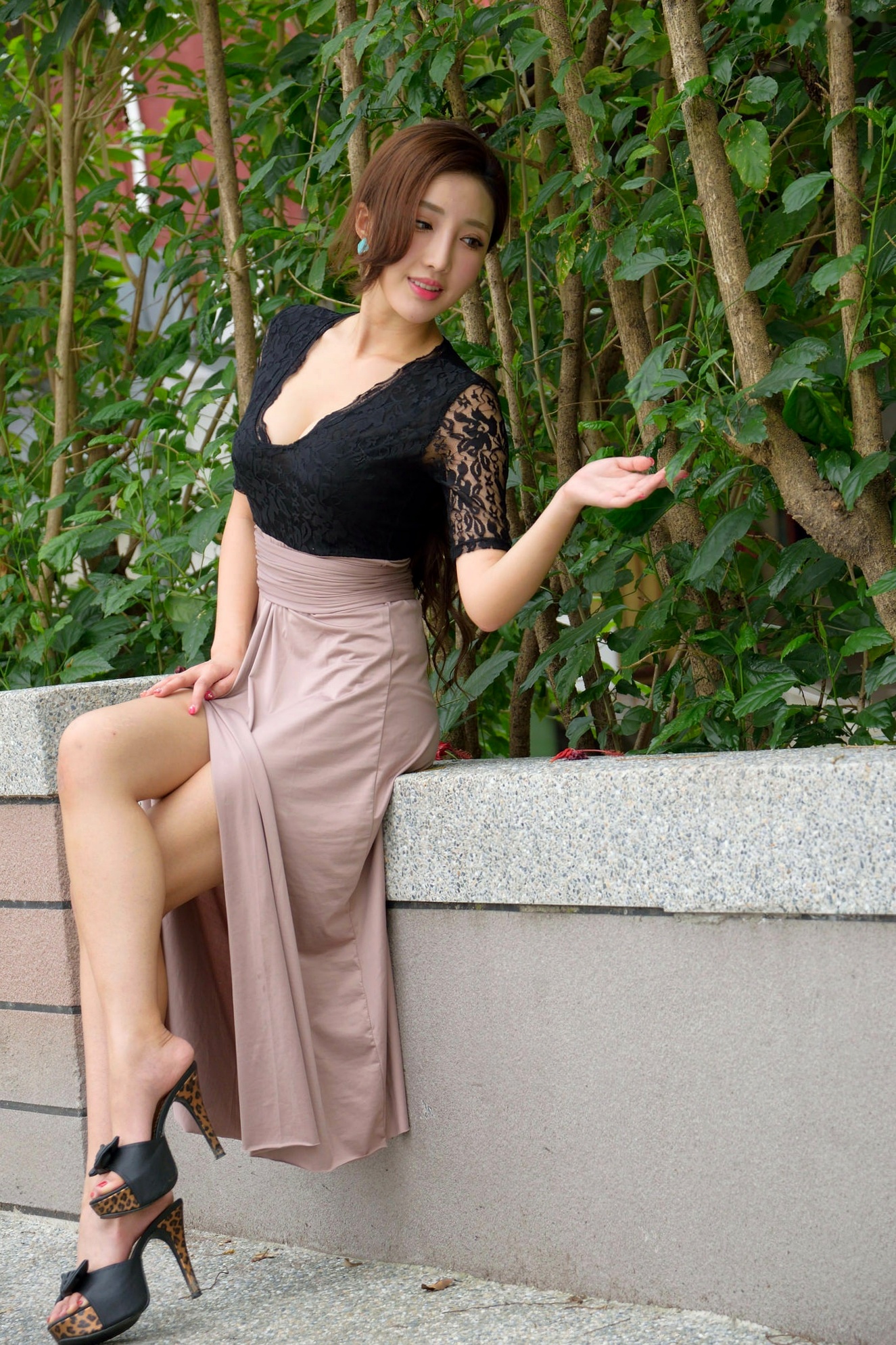 Gallery - 台湾正妹赵芸Syuan《优雅女神》户外庭园写真集，白色露背吊带裙展现迷人身姿 [52P]台湾户外女神极品气质 女神私房照_秀色女神 - image 48