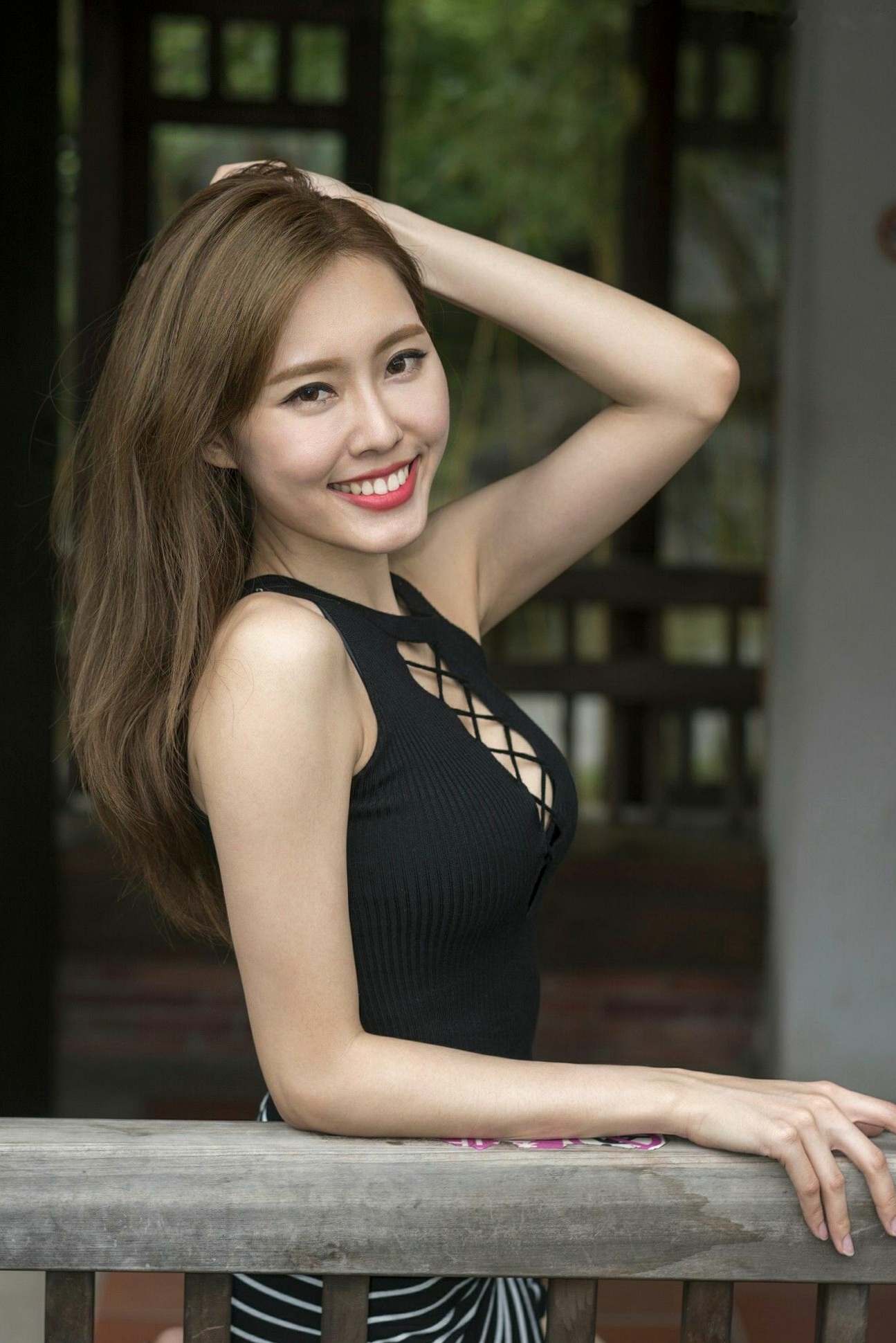 Gallery - 台湾正妹郭珉妏Queenie街拍写真：黑色系带背心搭配性感条纹短裙，尽显曼妙身姿，魅力十足的户外休闲风高清写真集台湾性感街拍女神诱惑 女神私房照_秀色女神 - image 5