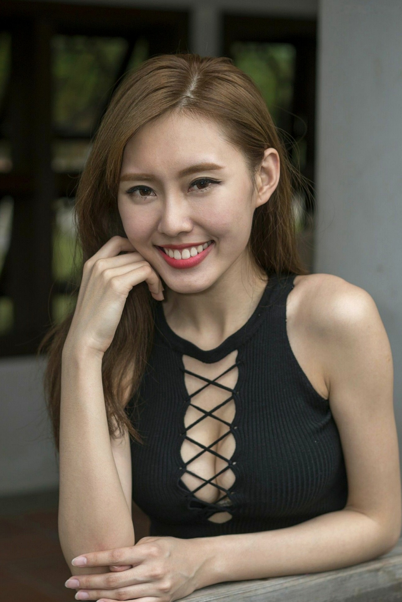 Gallery - 台湾正妹郭珉妏Queenie街拍写真：黑色系带背心搭配性感条纹短裙，尽显曼妙身姿，魅力十足的户外休闲风高清写真集台湾性感街拍女神诱惑 女神私房照_秀色女神 - image 9