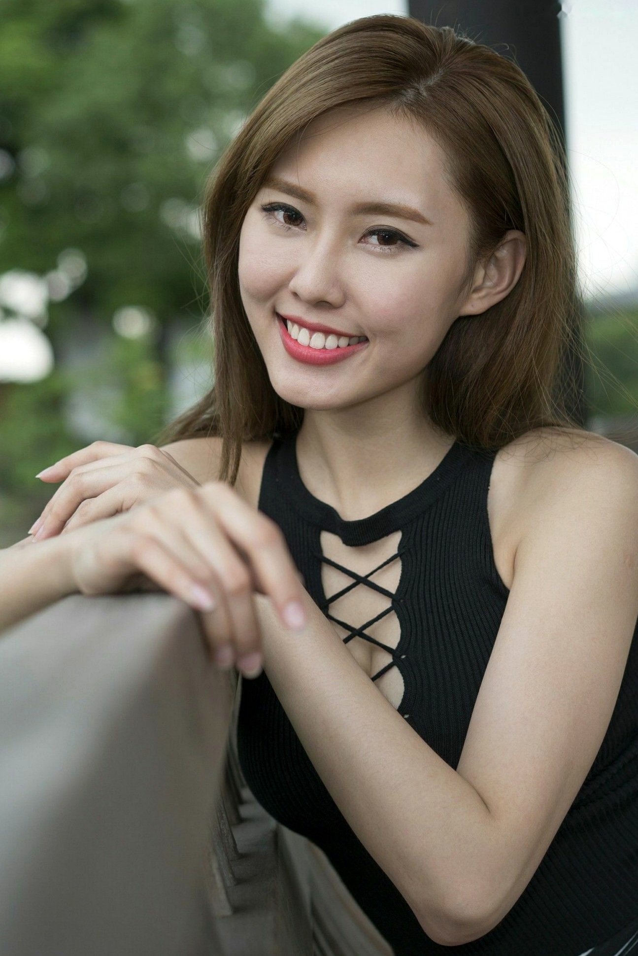 Gallery - 台湾正妹郭珉妏Queenie街拍写真：黑色系带背心搭配性感条纹短裙，尽显曼妙身姿，魅力十足的户外休闲风高清写真集台湾性感街拍女神诱惑 女神私房照_秀色女神 - image 35