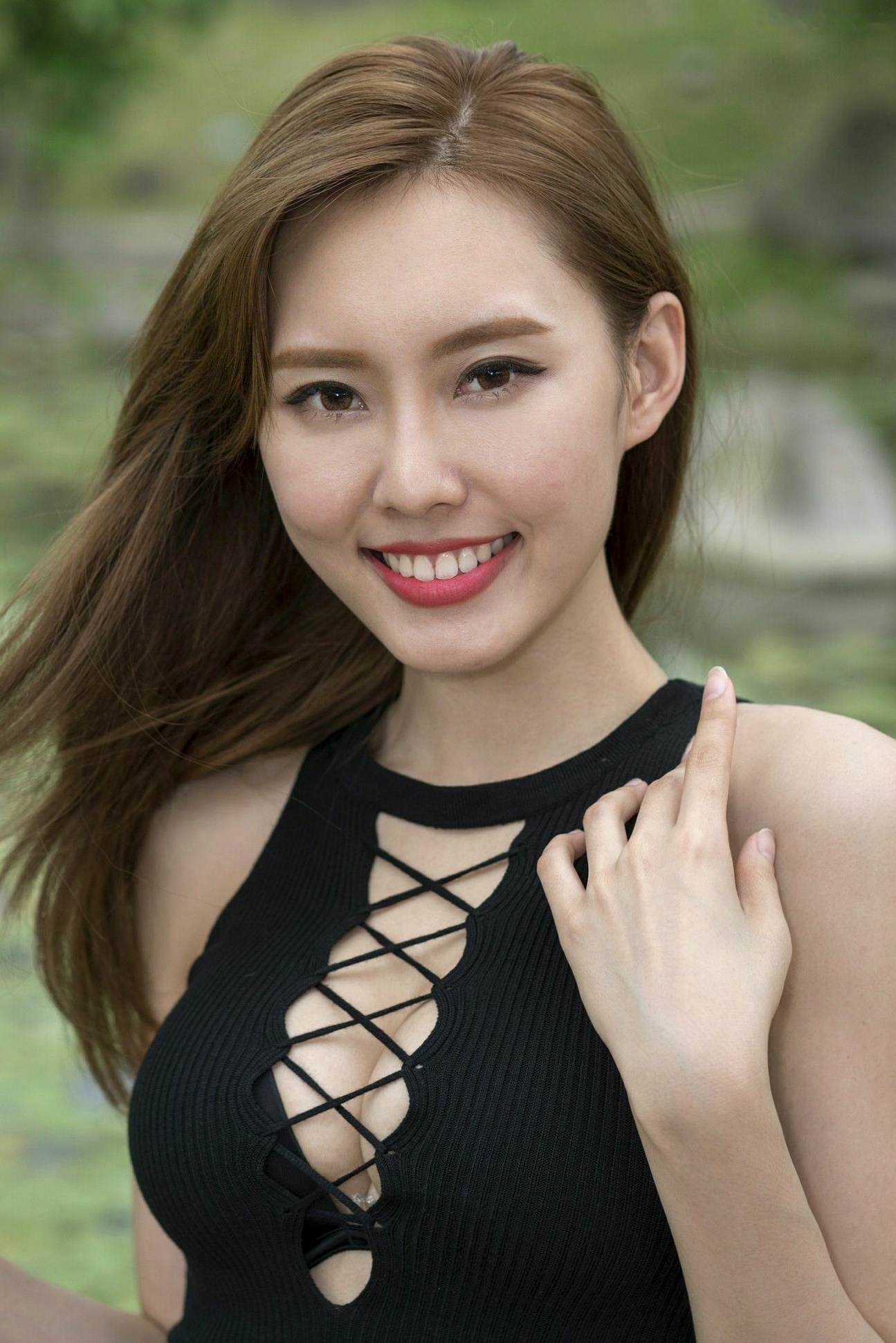 Gallery - 台湾正妹郭珉妏Queenie街拍写真：黑色系带背心搭配性感条纹短裙，尽显曼妙身姿，魅力十足的户外休闲风高清写真集台湾性感街拍女神诱惑 女神私房照_秀色女神 - image 46