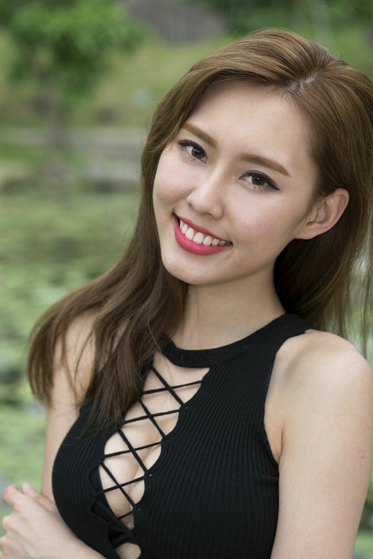 Gallery - 台湾正妹郭珉妏Queenie街拍写真：黑色系带背心搭配性感条纹短裙，尽显曼妙身姿，魅力十足的户外休闲风高清写真集台湾性感街拍女神诱惑 女神私房照_秀色女神 - image 47