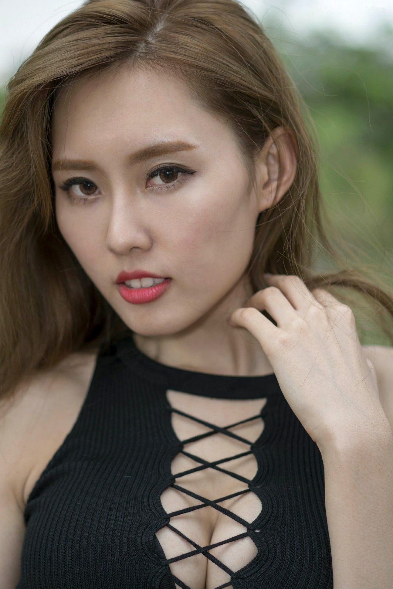 Gallery - 台湾正妹郭珉妏Queenie街拍写真：黑色系带背心搭配性感条纹短裙，尽显曼妙身姿，魅力十足的户外休闲风高清写真集台湾性感街拍女神诱惑 女神私房照_秀色女神 - image 60
