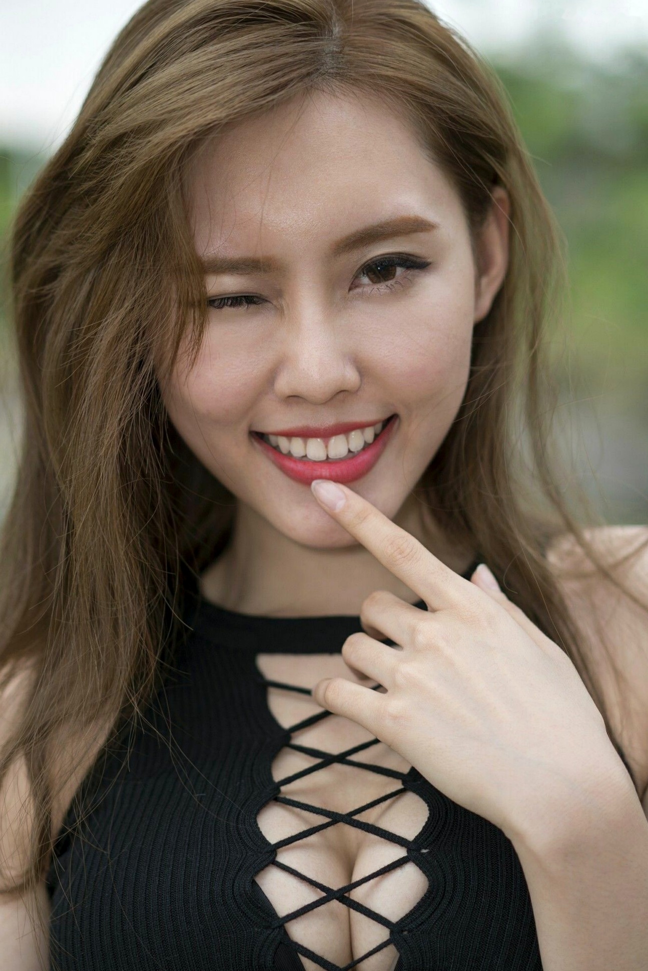 Gallery - 台湾正妹郭珉妏Queenie街拍写真：黑色系带背心搭配性感条纹短裙，尽显曼妙身姿，魅力十足的户外休闲风高清写真集台湾性感街拍女神诱惑 女神私房照_秀色女神 - image 61