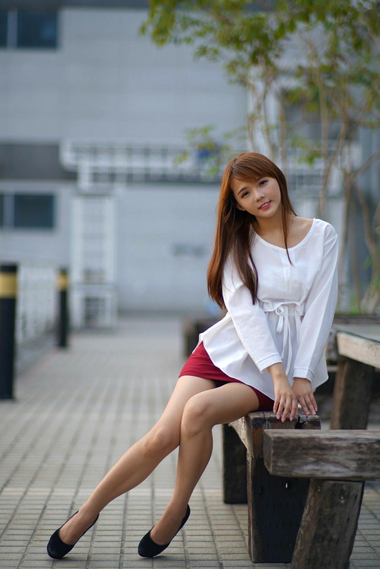 台湾正妹苏郁媛乌日高铁街拍写真：清纯白衬衫搭配包臀短裙，大秀修长美腿与知性气质