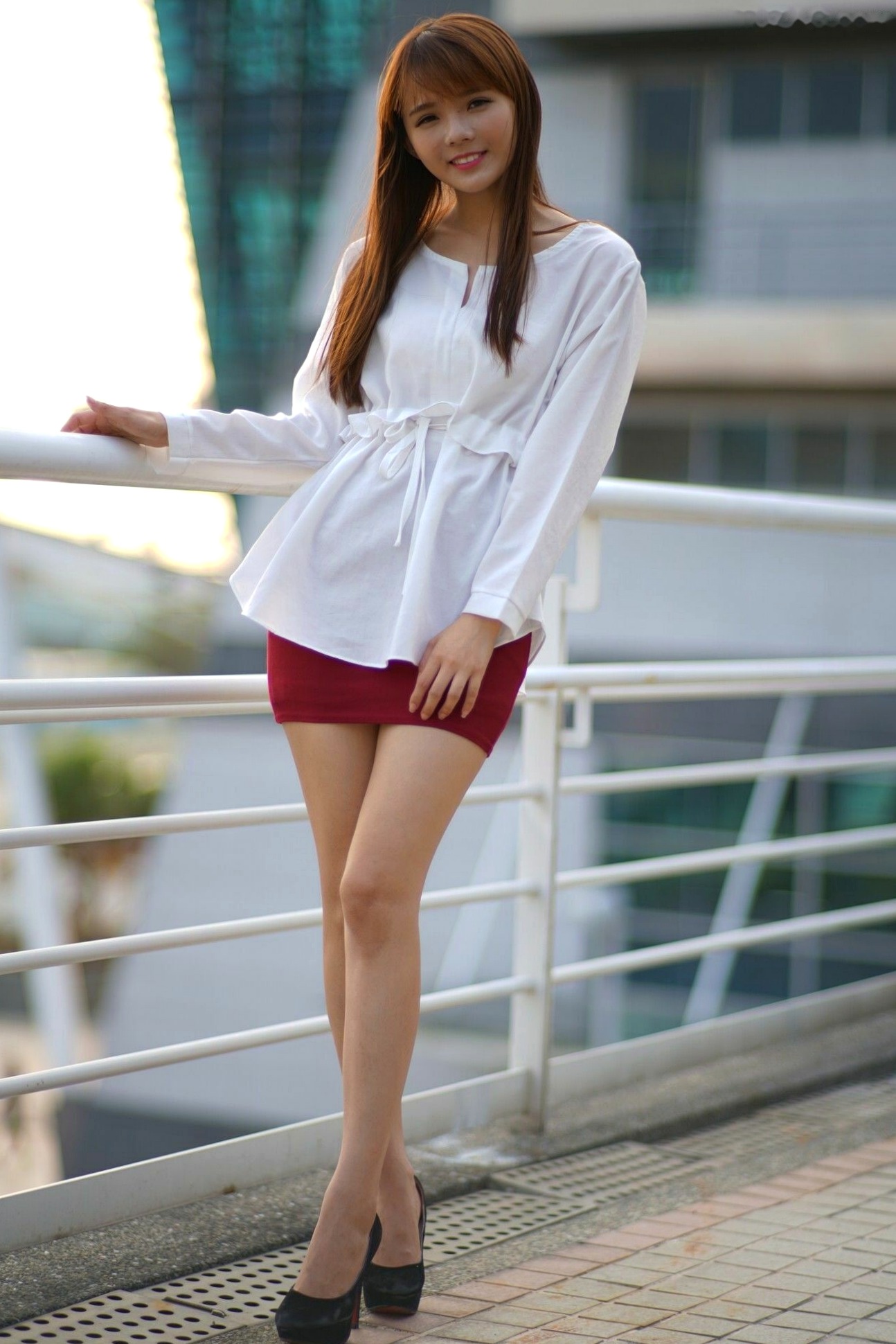 台湾正妹苏郁媛乌日高铁街拍写真：清纯白衬衫搭配包臀短裙，大秀修长美腿与知性气质