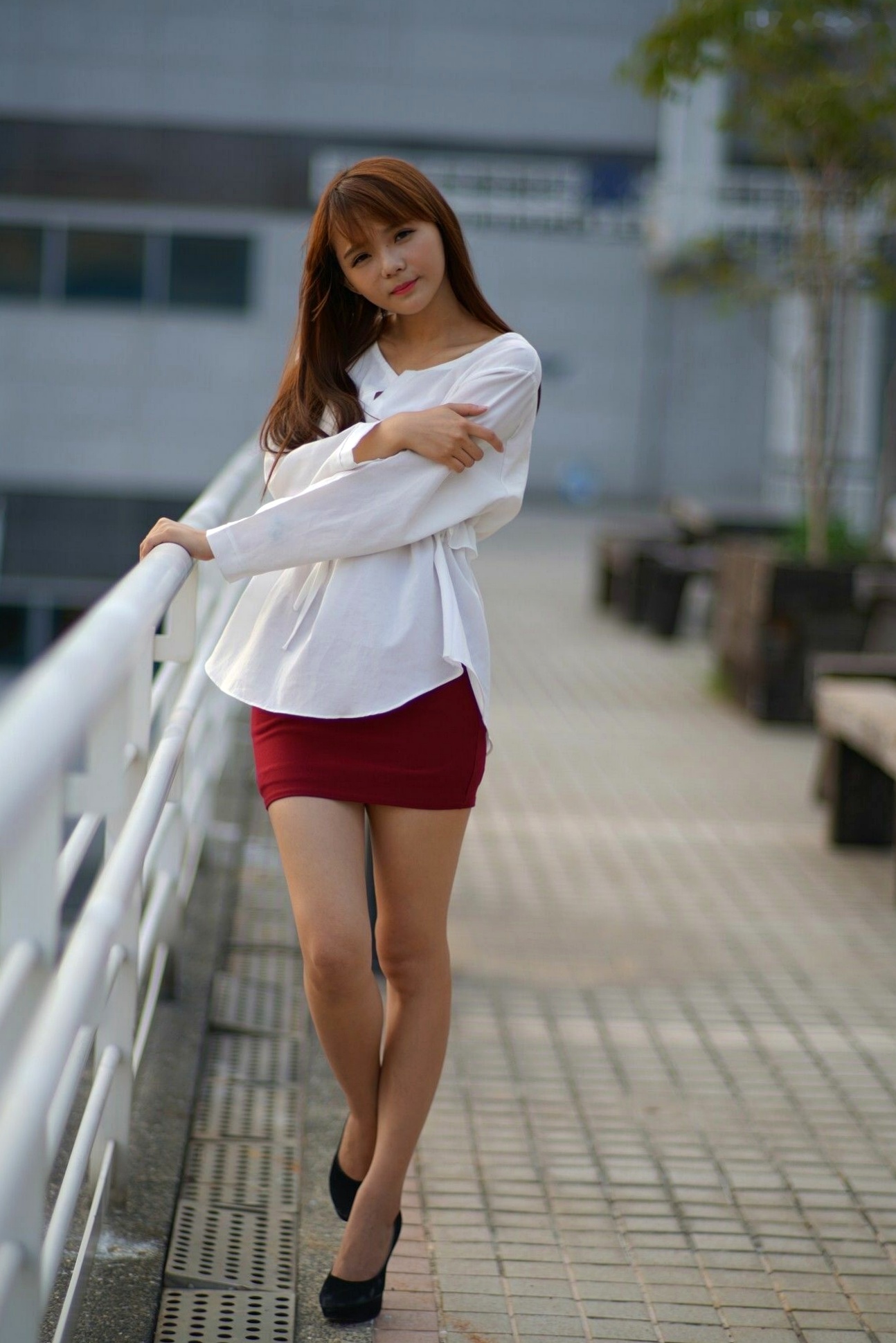 台湾正妹苏郁媛乌日高铁街拍写真：清纯白衬衫搭配包臀短裙，大秀修长美腿与知性气质