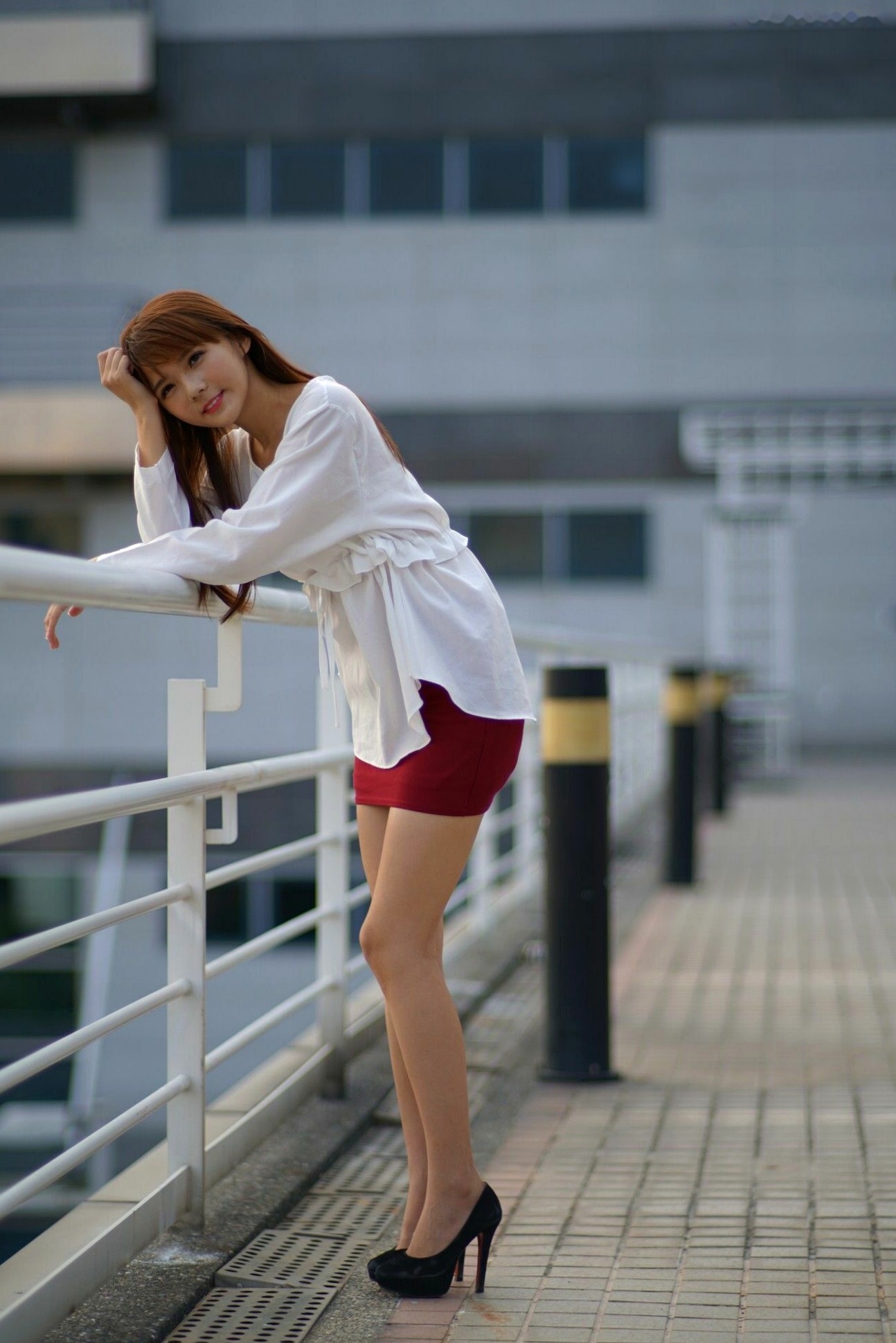台湾正妹苏郁媛乌日高铁街拍写真：清纯白衬衫搭配包臀短裙，大秀修长美腿与知性气质