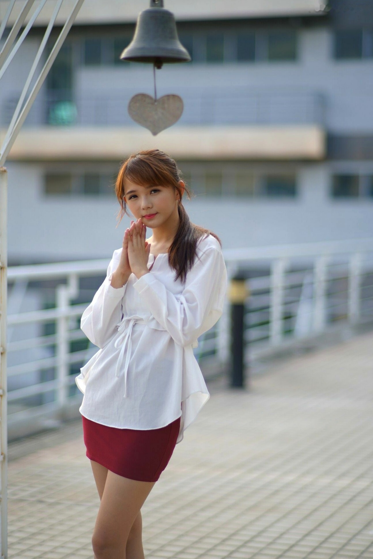 台湾正妹苏郁媛乌日高铁街拍写真：清纯白衬衫搭配包臀短裙，大秀修长美腿与知性气质