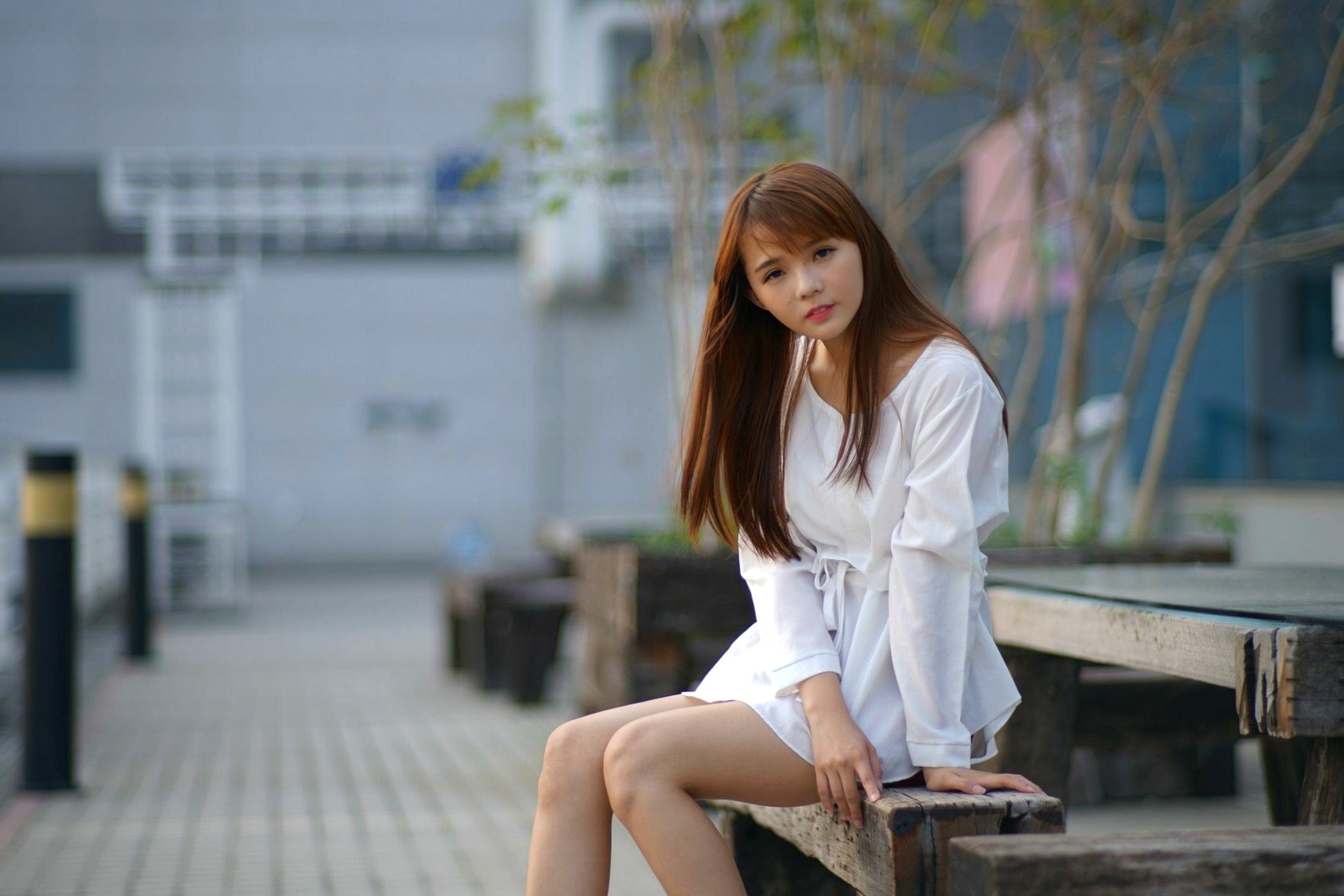 台湾正妹苏郁媛乌日高铁街拍写真：清纯白衬衫搭配包臀短裙，大秀修长美腿与知性气质