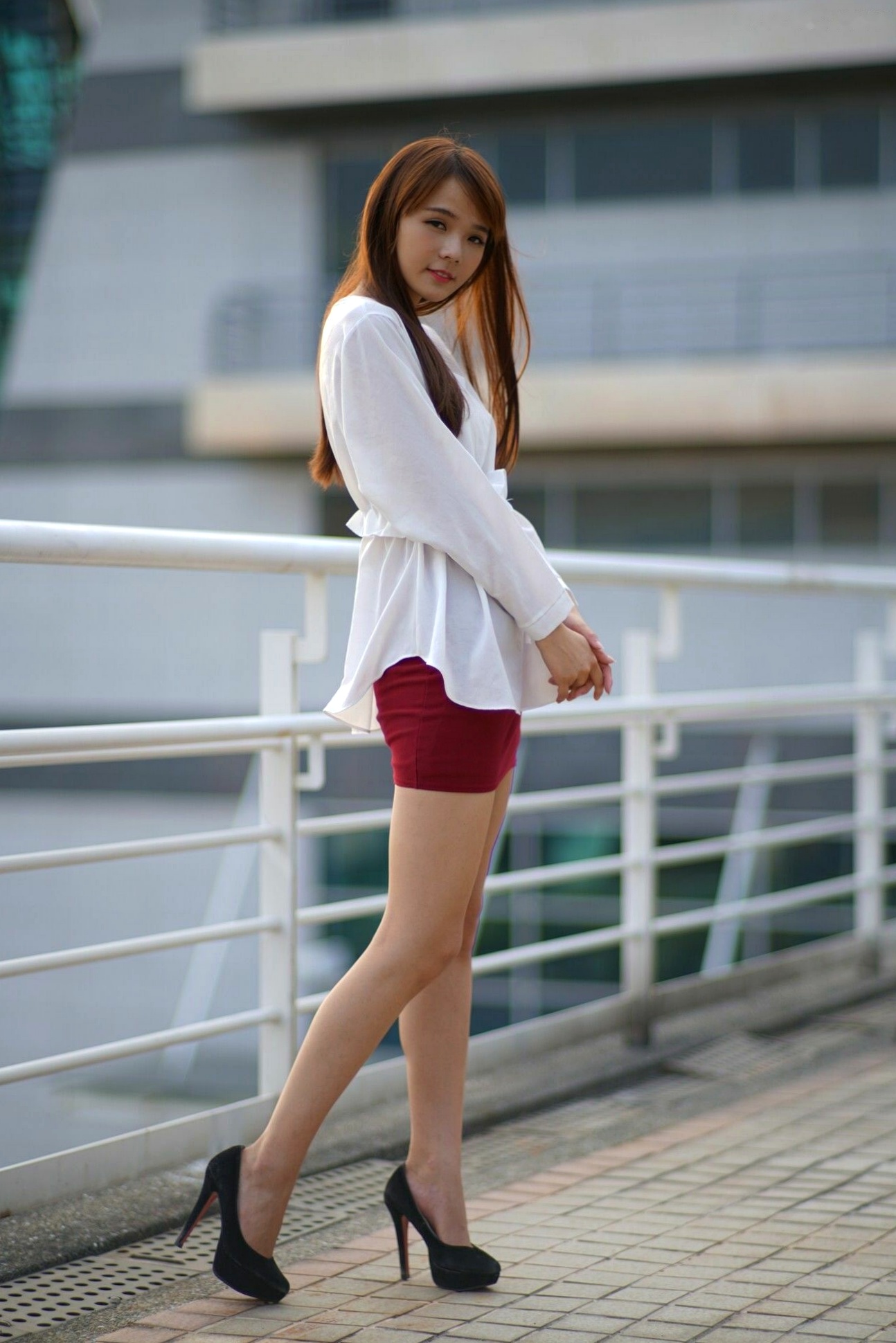 台湾正妹苏郁媛乌日高铁街拍写真：清纯白衬衫搭配包臀短裙，大秀修长美腿与知性气质
