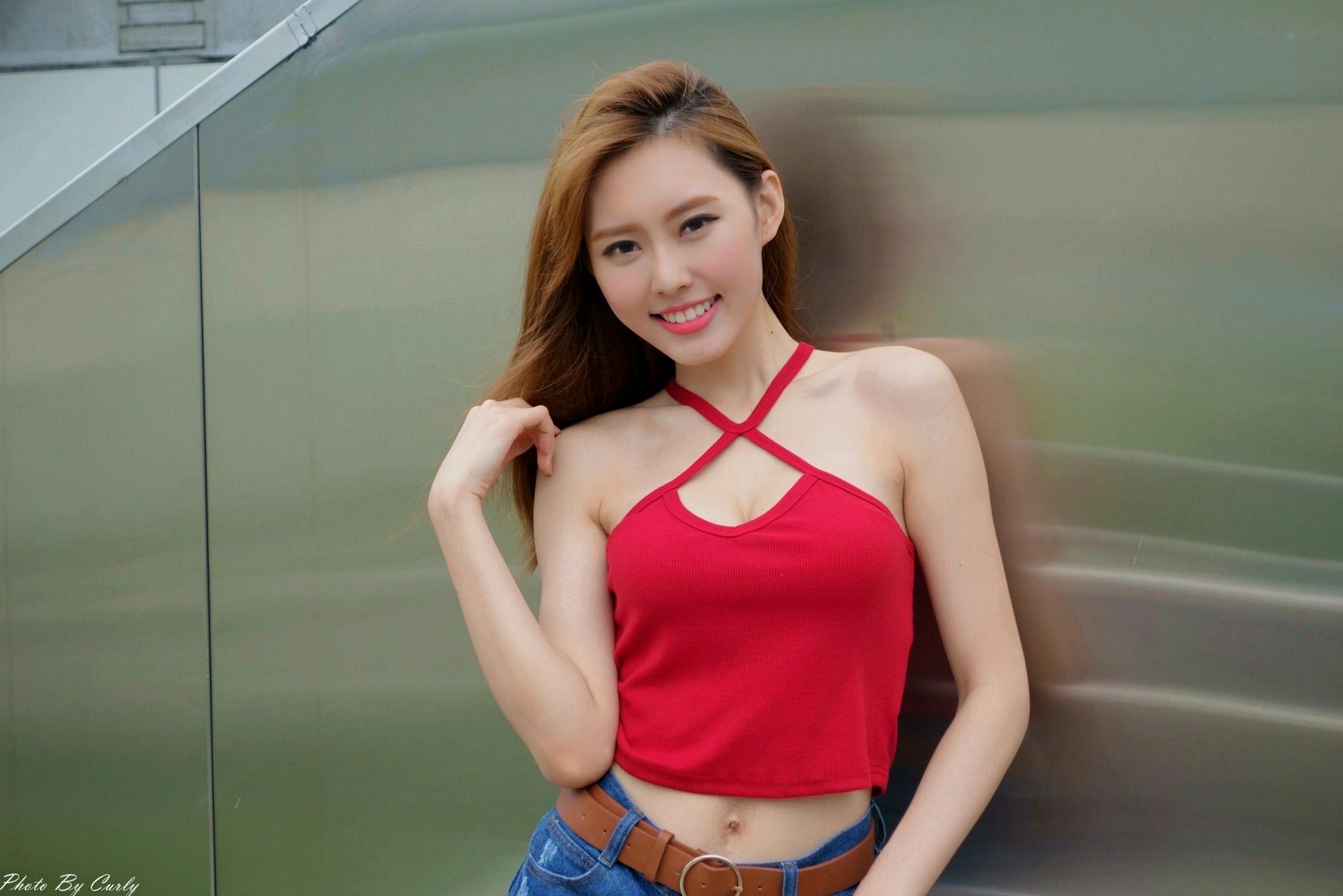 Gallery - 台湾正妹郭珉妏Queenie户外街拍写真，清新纯白露背裙与甜美笑容，灵动气质演绎唯美潮流街拍人像台湾街拍清新气质治愈系 女神私房照_秀色女神 - image 1