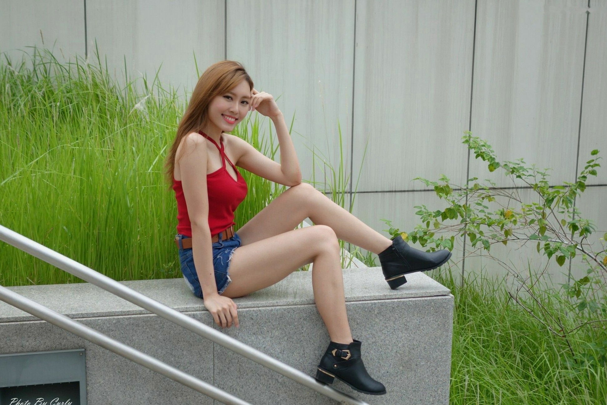 Gallery - 台湾正妹郭珉妏Queenie户外街拍写真，清新纯白露背裙与甜美笑容，灵动气质演绎唯美潮流街拍人像台湾街拍清新气质治愈系 女神私房照_秀色女神 - image 15