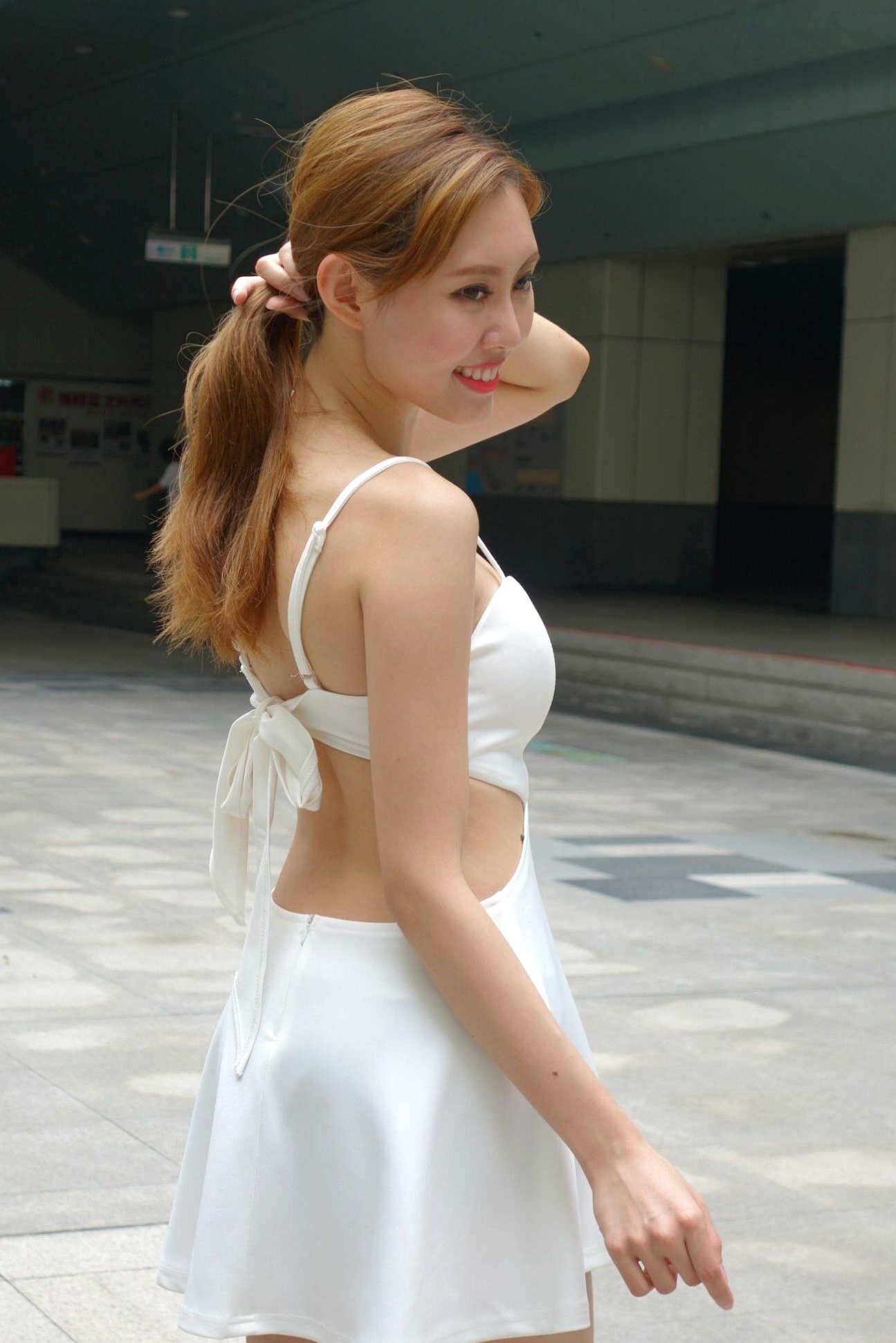 Gallery - 台湾正妹郭珉妏Queenie户外街拍写真，清新纯白露背裙与甜美笑容，灵动气质演绎唯美潮流街拍人像台湾街拍清新气质治愈系 女神私房照_秀色女神 - image 18
