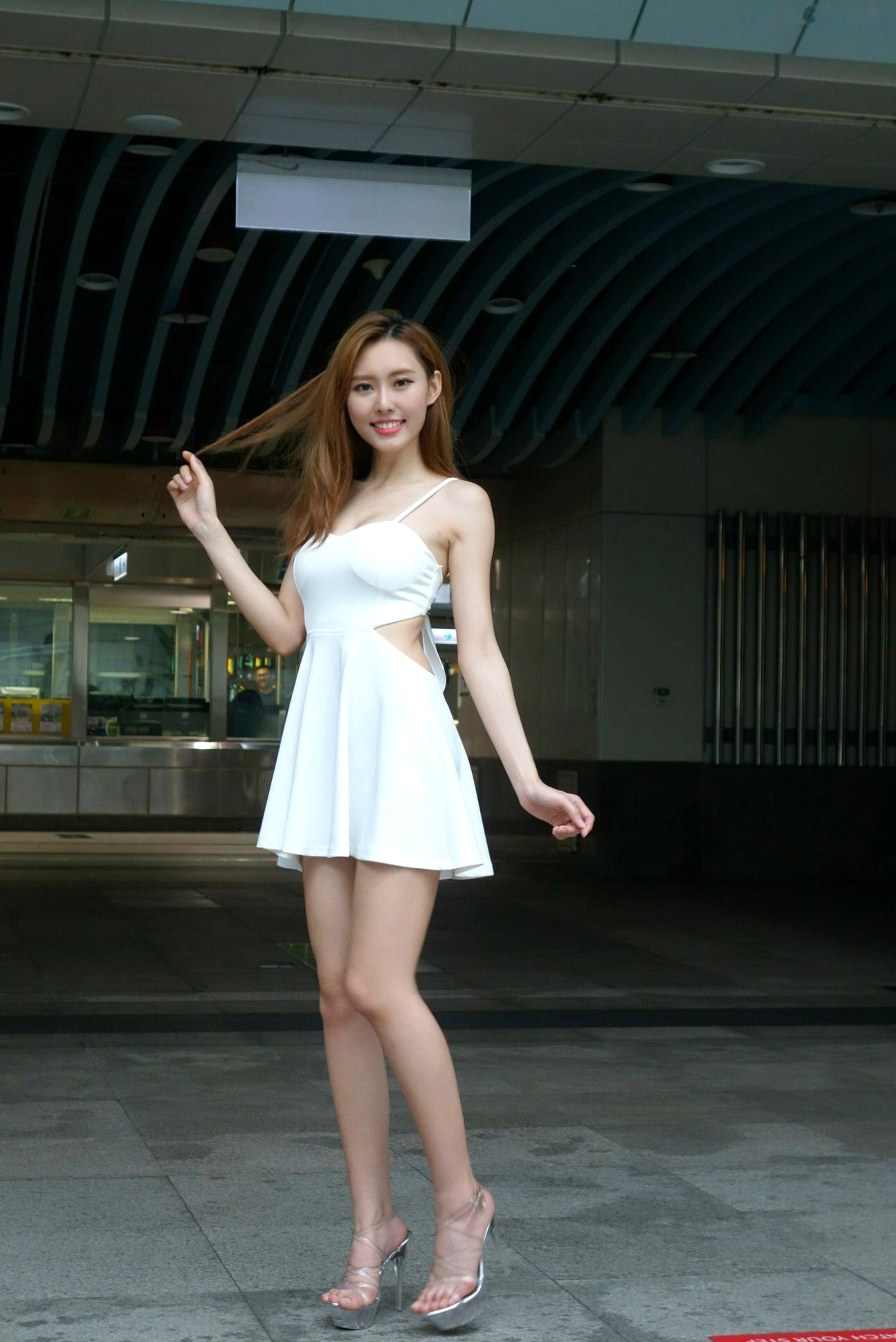 Gallery - 台湾正妹郭珉妏Queenie户外街拍写真，清新纯白露背裙与甜美笑容，灵动气质演绎唯美潮流街拍人像台湾街拍清新气质治愈系 女神私房照_秀色女神 - image 22