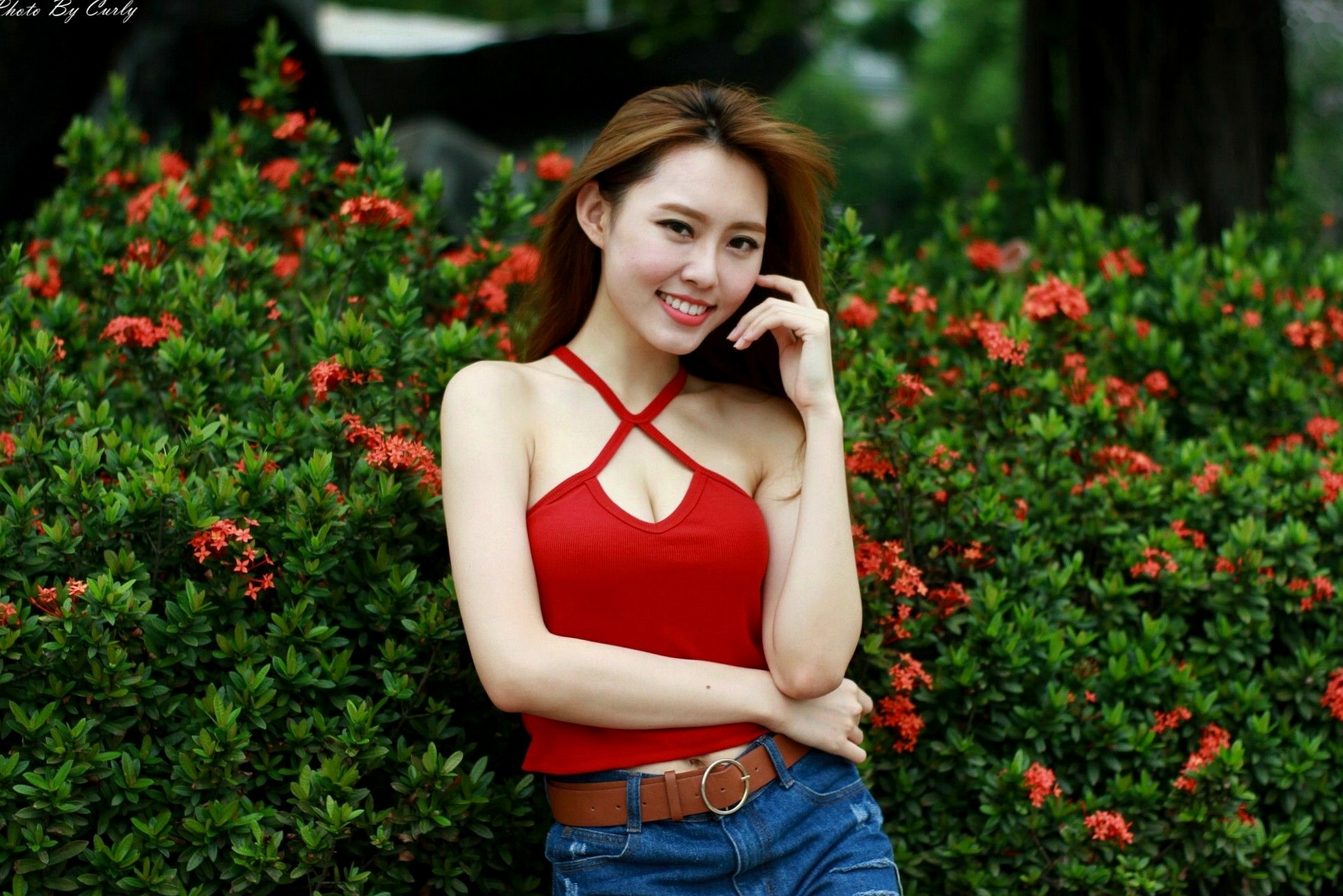 Gallery - 台湾正妹郭珉妏Queenie户外街拍写真，清新纯白露背裙与甜美笑容，灵动气质演绎唯美潮流街拍人像台湾街拍清新气质治愈系 女神私房照_秀色女神 - image 26