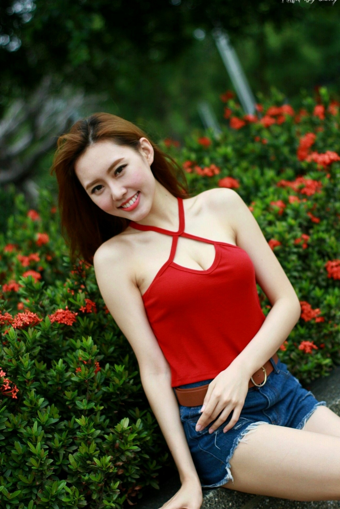 Gallery - 台湾正妹郭珉妏Queenie户外街拍写真，清新纯白露背裙与甜美笑容，灵动气质演绎唯美潮流街拍人像台湾街拍清新气质治愈系 女神私房照_秀色女神 - image 27