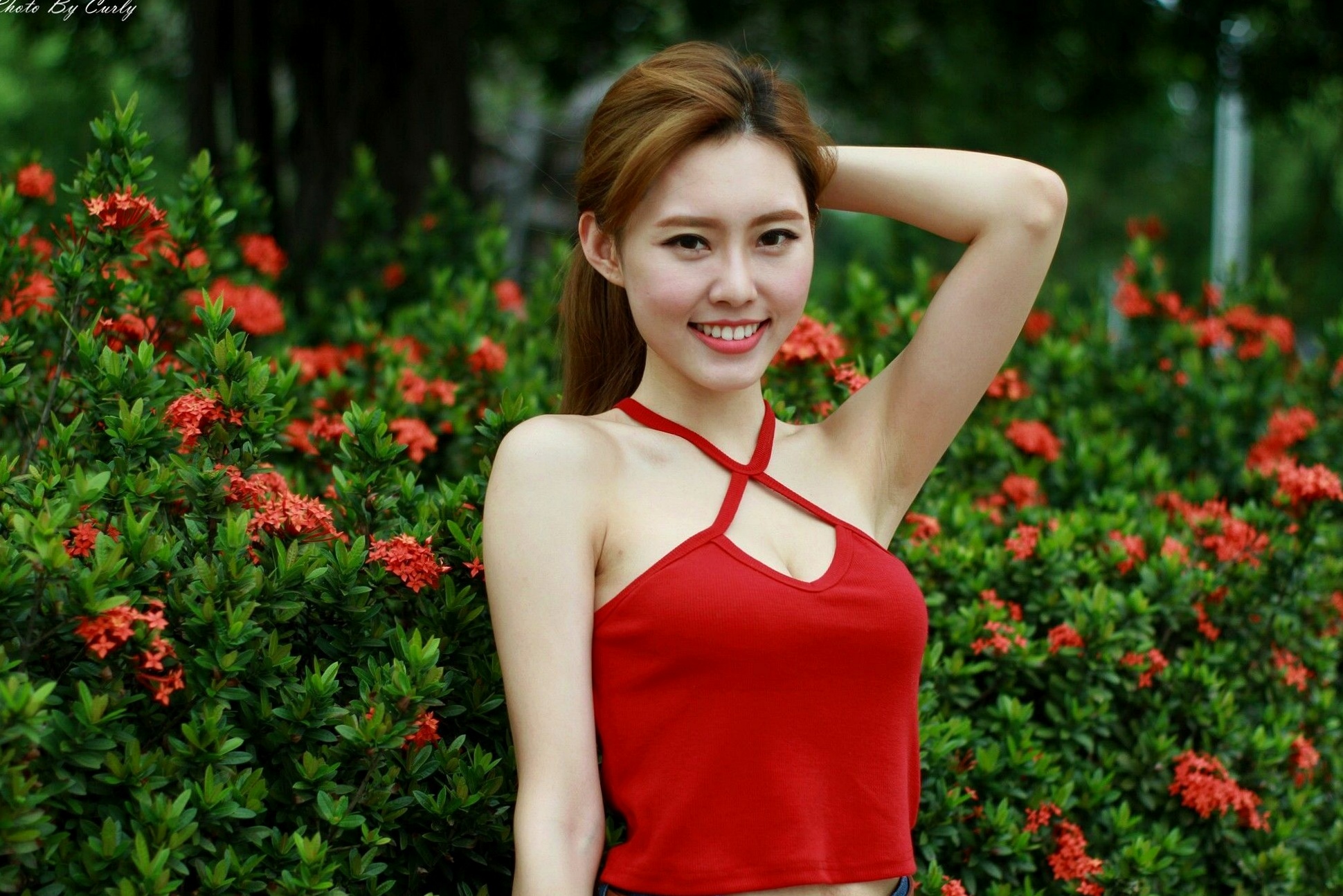 Gallery - 台湾正妹郭珉妏Queenie户外街拍写真，清新纯白露背裙与甜美笑容，灵动气质演绎唯美潮流街拍人像台湾街拍清新气质治愈系 女神私房照_秀色女神 - image 28