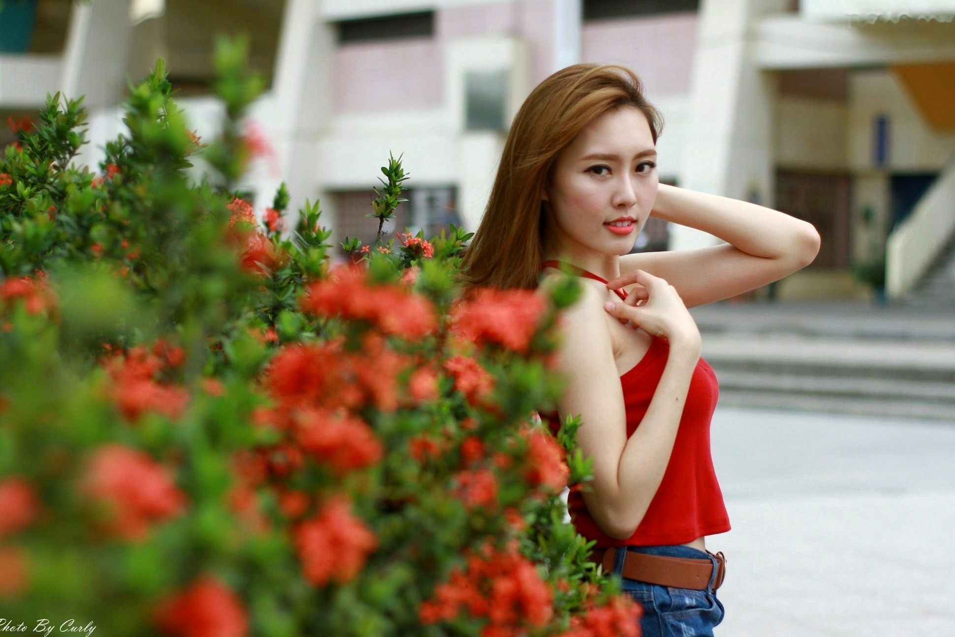 Gallery - 台湾正妹郭珉妏Queenie户外街拍写真，清新纯白露背裙与甜美笑容，灵动气质演绎唯美潮流街拍人像台湾街拍清新气质治愈系 女神私房照_秀色女神 - image 33