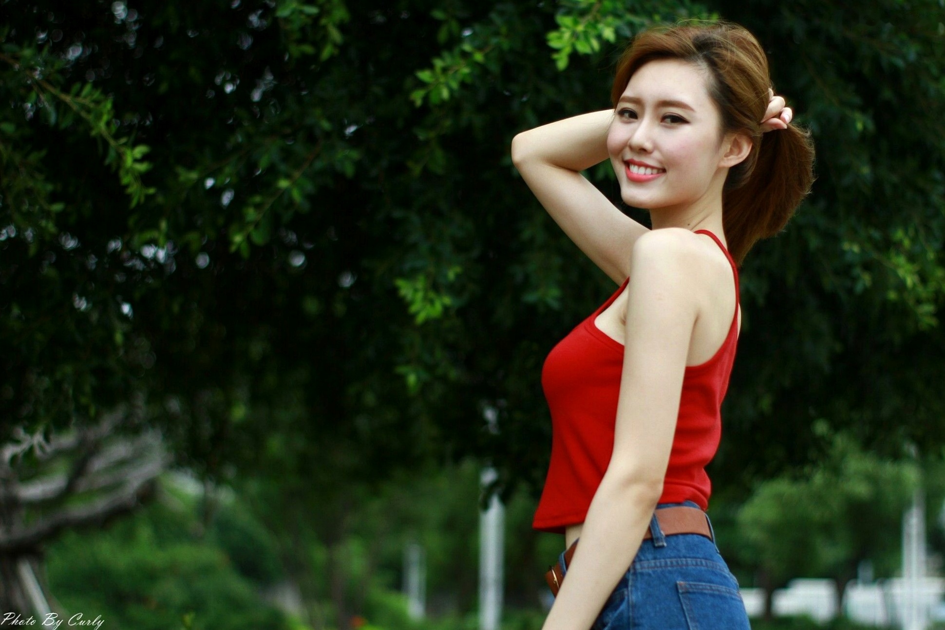 Gallery - 台湾正妹郭珉妏Queenie户外街拍写真，清新纯白露背裙与甜美笑容，灵动气质演绎唯美潮流街拍人像台湾街拍清新气质治愈系 女神私房照_秀色女神 - image 43