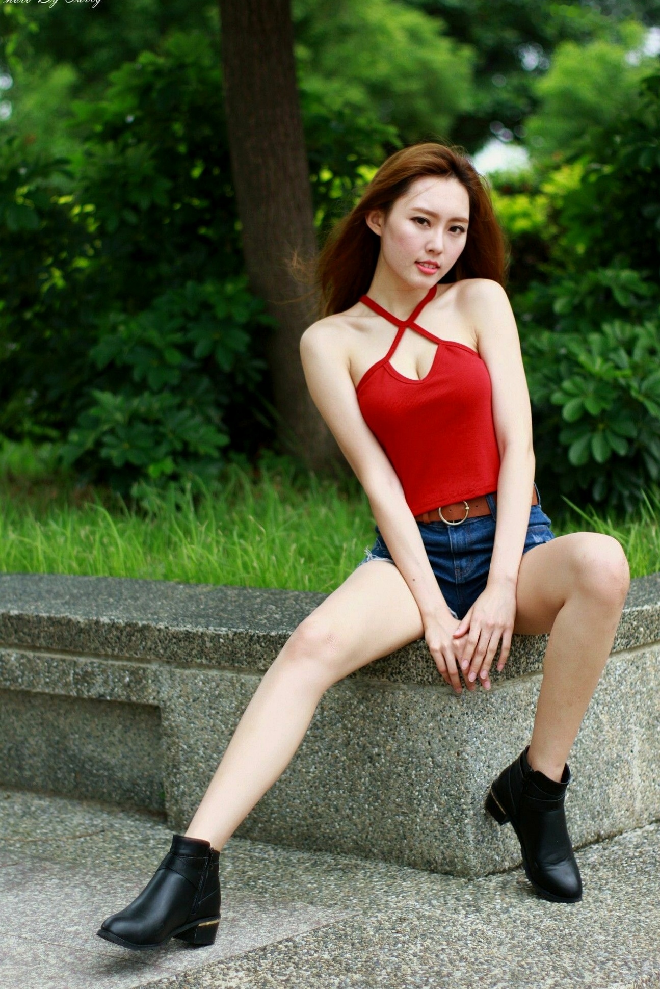 Gallery - 台湾正妹郭珉妏Queenie户外街拍写真，清新纯白露背裙与甜美笑容，灵动气质演绎唯美潮流街拍人像台湾街拍清新气质治愈系 女神私房照_秀色女神 - image 49