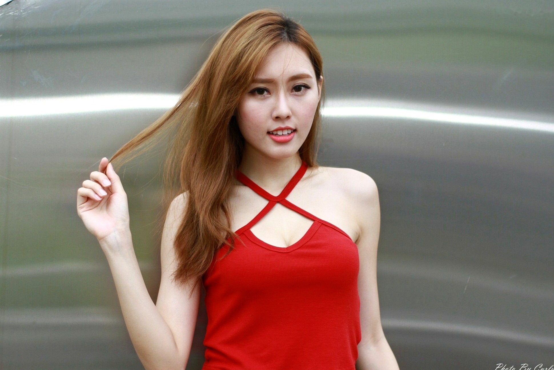 Gallery - 台湾正妹郭珉妏Queenie户外街拍写真，清新纯白露背裙与甜美笑容，灵动气质演绎唯美潮流街拍人像台湾街拍清新气质治愈系 女神私房照_秀色女神 - image 77