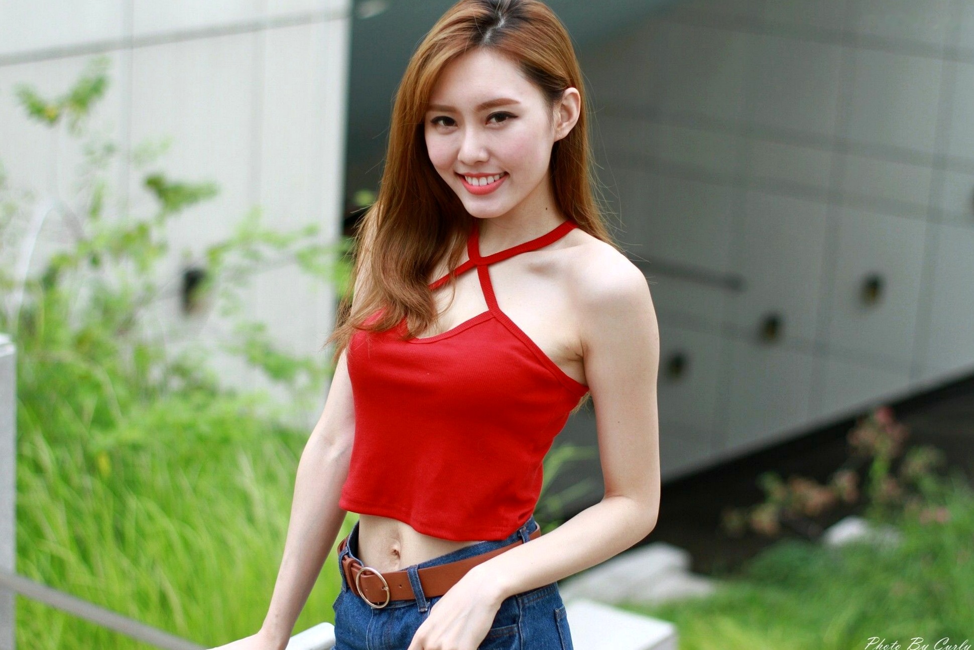 Gallery - 台湾正妹郭珉妏Queenie户外街拍写真，清新纯白露背裙与甜美笑容，灵动气质演绎唯美潮流街拍人像台湾街拍清新气质治愈系 女神私房照_秀色女神 - image 81