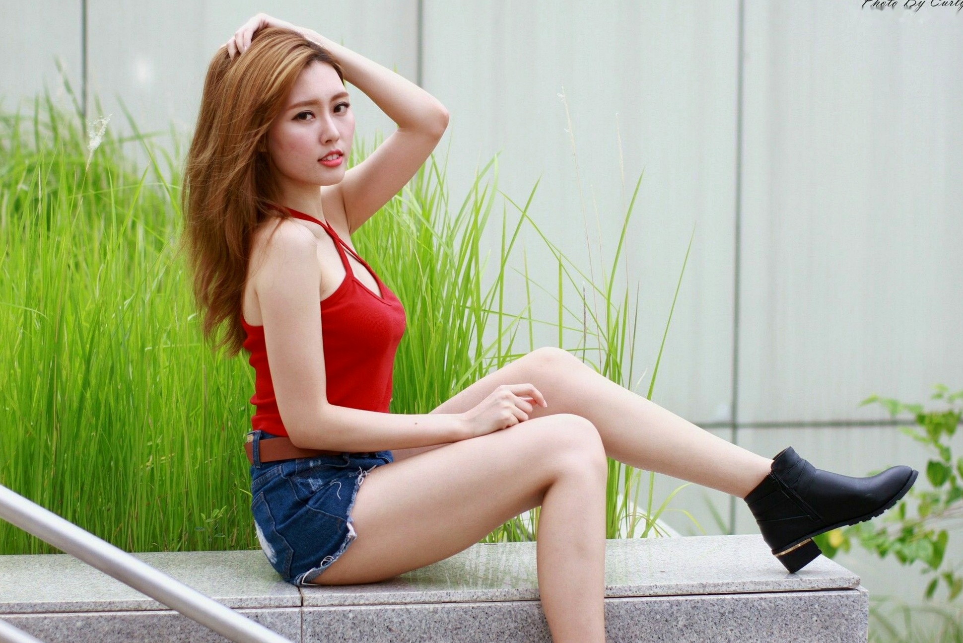 Gallery - 台湾正妹郭珉妏Queenie户外街拍写真，清新纯白露背裙与甜美笑容，灵动气质演绎唯美潮流街拍人像台湾街拍清新气质治愈系 女神私房照_秀色女神 - image 82