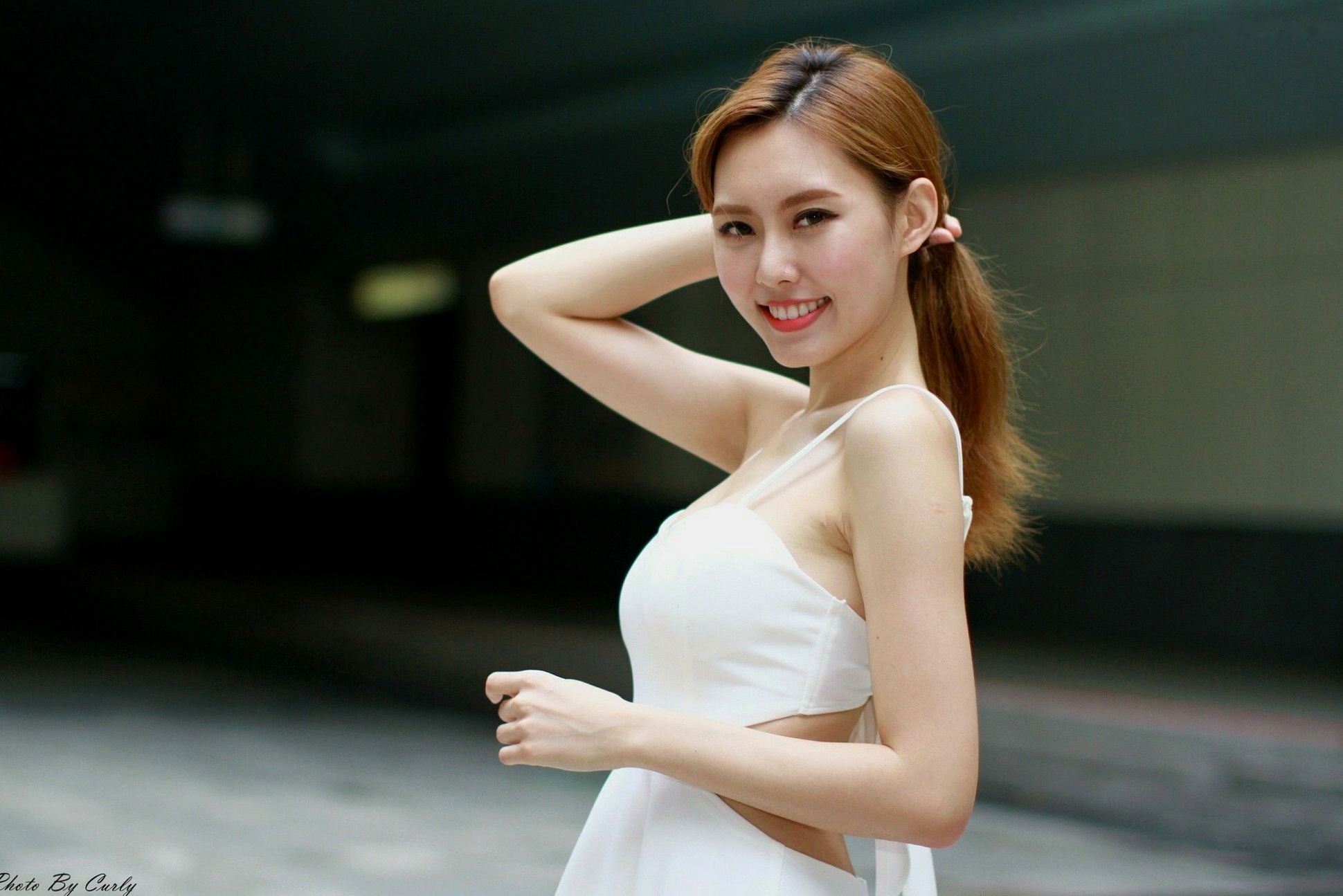 Gallery - 台湾正妹郭珉妏Queenie户外街拍写真，清新纯白露背裙与甜美笑容，灵动气质演绎唯美潮流街拍人像台湾街拍清新气质治愈系 女神私房照_秀色女神 - image 90