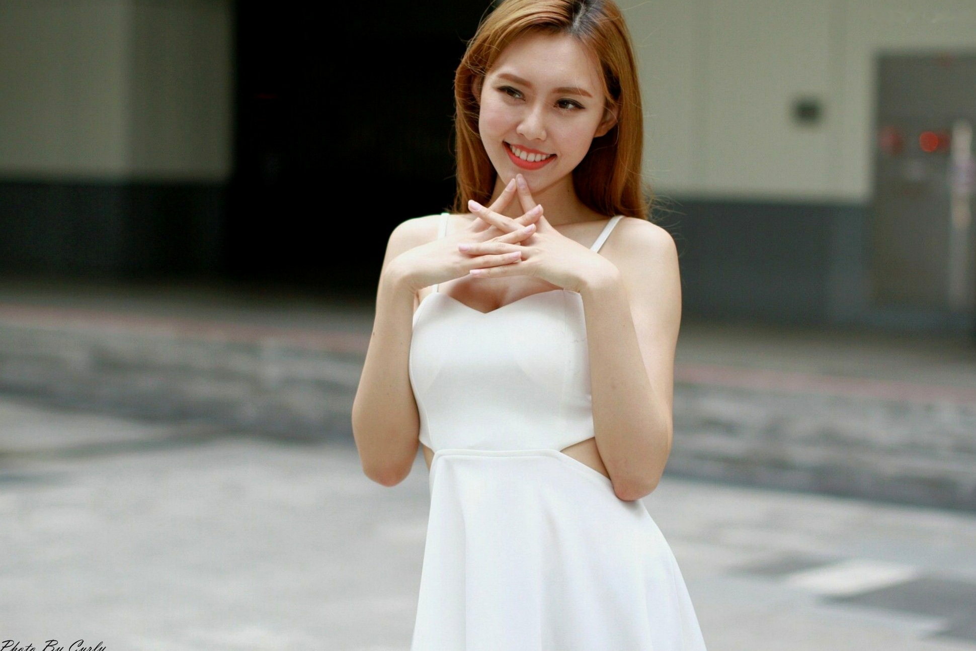 Gallery - 台湾正妹郭珉妏Queenie户外街拍写真，清新纯白露背裙与甜美笑容，灵动气质演绎唯美潮流街拍人像台湾街拍清新气质治愈系 女神私房照_秀色女神 - image 93