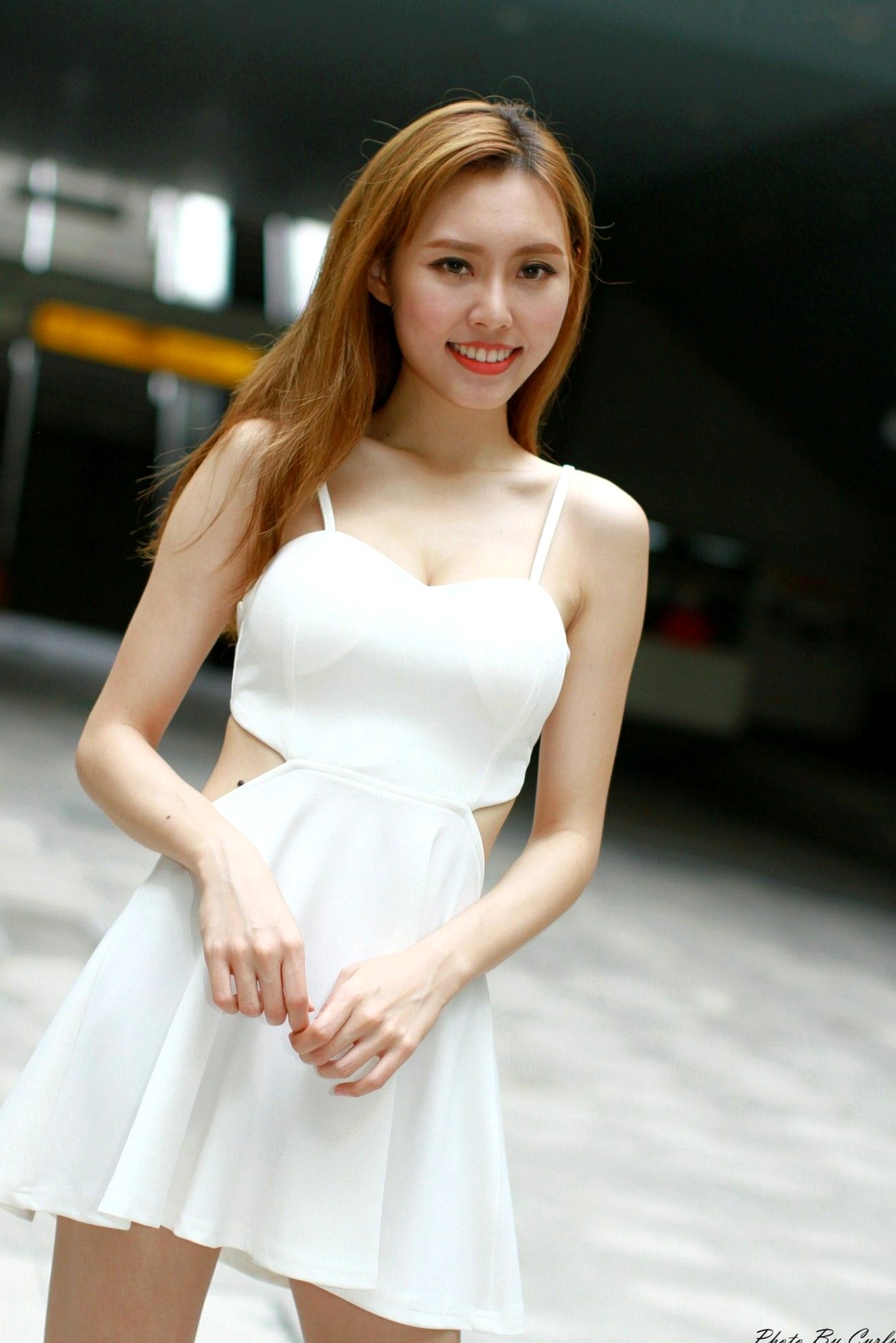 Gallery - 台湾正妹郭珉妏Queenie户外街拍写真，清新纯白露背裙与甜美笑容，灵动气质演绎唯美潮流街拍人像台湾街拍清新气质治愈系 女神私房照_秀色女神 - image 94