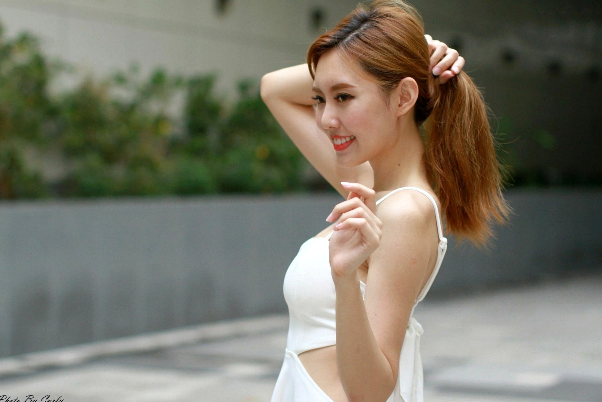 Gallery - 台湾正妹郭珉妏Queenie户外街拍写真，清新纯白露背裙与甜美笑容，灵动气质演绎唯美潮流街拍人像台湾街拍清新气质治愈系 女神私房照_秀色女神 - image 96