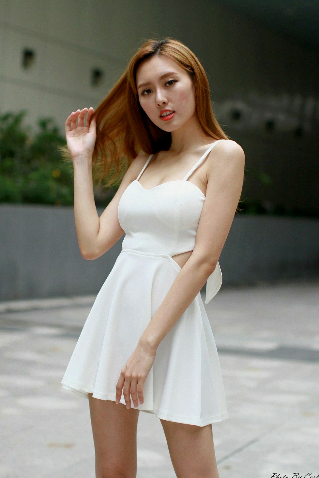 Gallery - 台湾正妹郭珉妏Queenie户外街拍写真，清新纯白露背裙与甜美笑容，灵动气质演绎唯美潮流街拍人像台湾街拍清新气质治愈系 女神私房照_秀色女神 - image 97