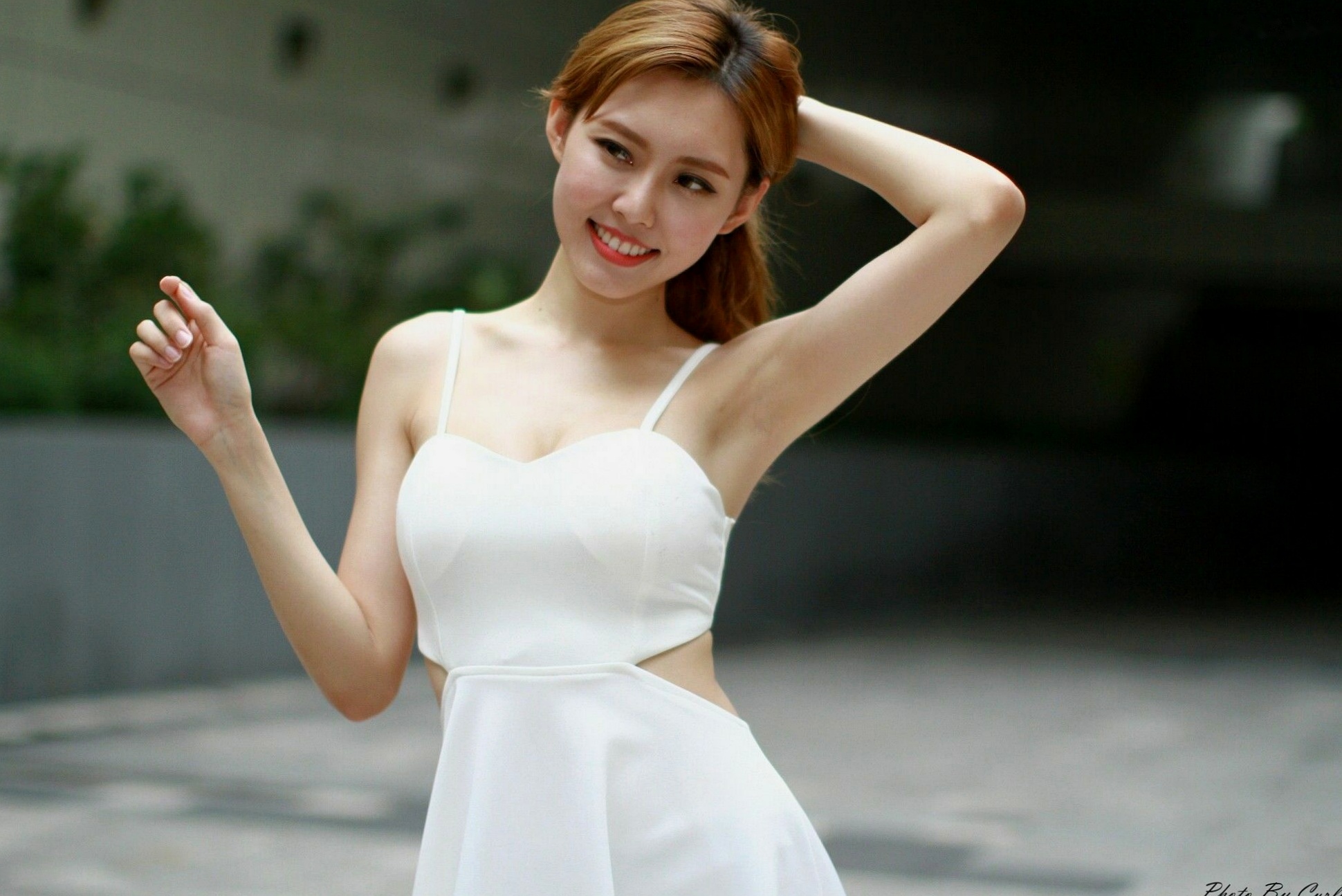 Gallery - 台湾正妹郭珉妏Queenie户外街拍写真，清新纯白露背裙与甜美笑容，灵动气质演绎唯美潮流街拍人像台湾街拍清新气质治愈系 女神私房照_秀色女神 - image 100