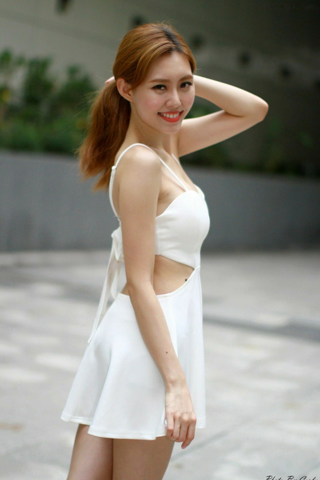 Gallery - 台湾正妹郭珉妏Queenie户外街拍写真，清新纯白露背裙与甜美笑容，灵动气质演绎唯美潮流街拍人像台湾街拍清新气质治愈系 女神私房照_秀色女神 - image 102