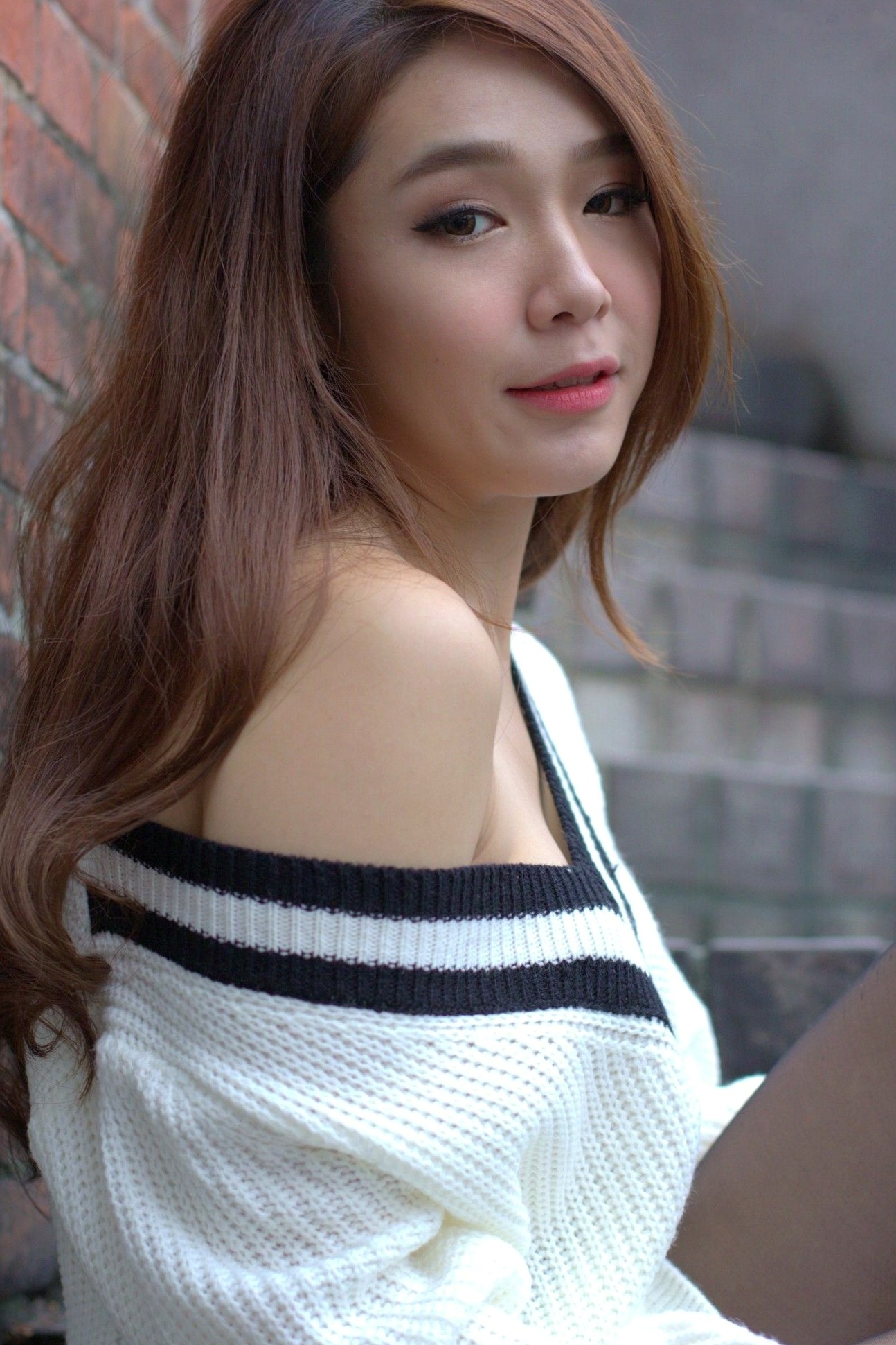 台湾正妹Baby66：温婉针织衫搭配性感黑丝，户外阶梯下的潮流街拍写真集[87P]