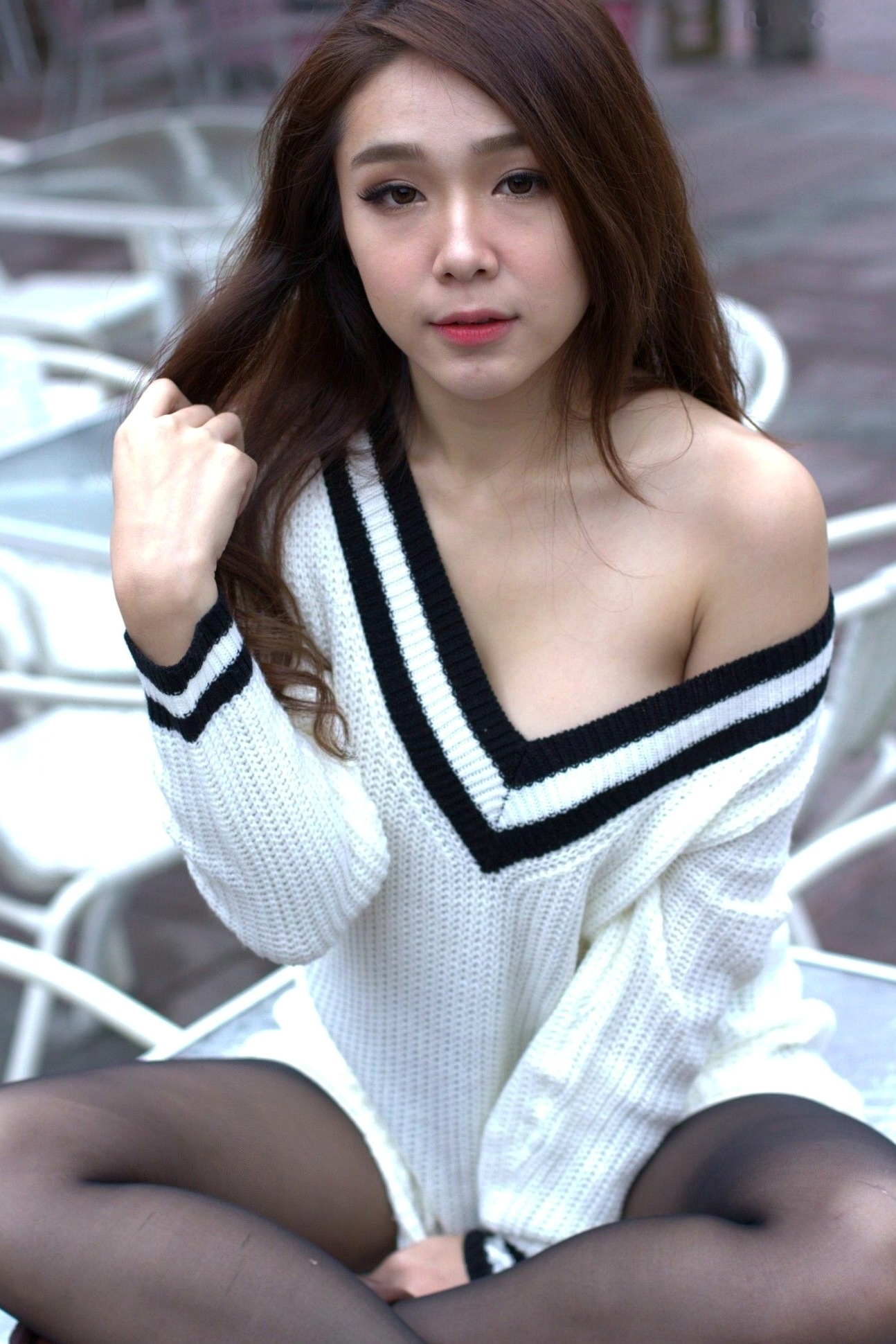 台湾正妹Baby66：温婉针织衫搭配性感黑丝，户外阶梯下的潮流街拍写真集[87P]
