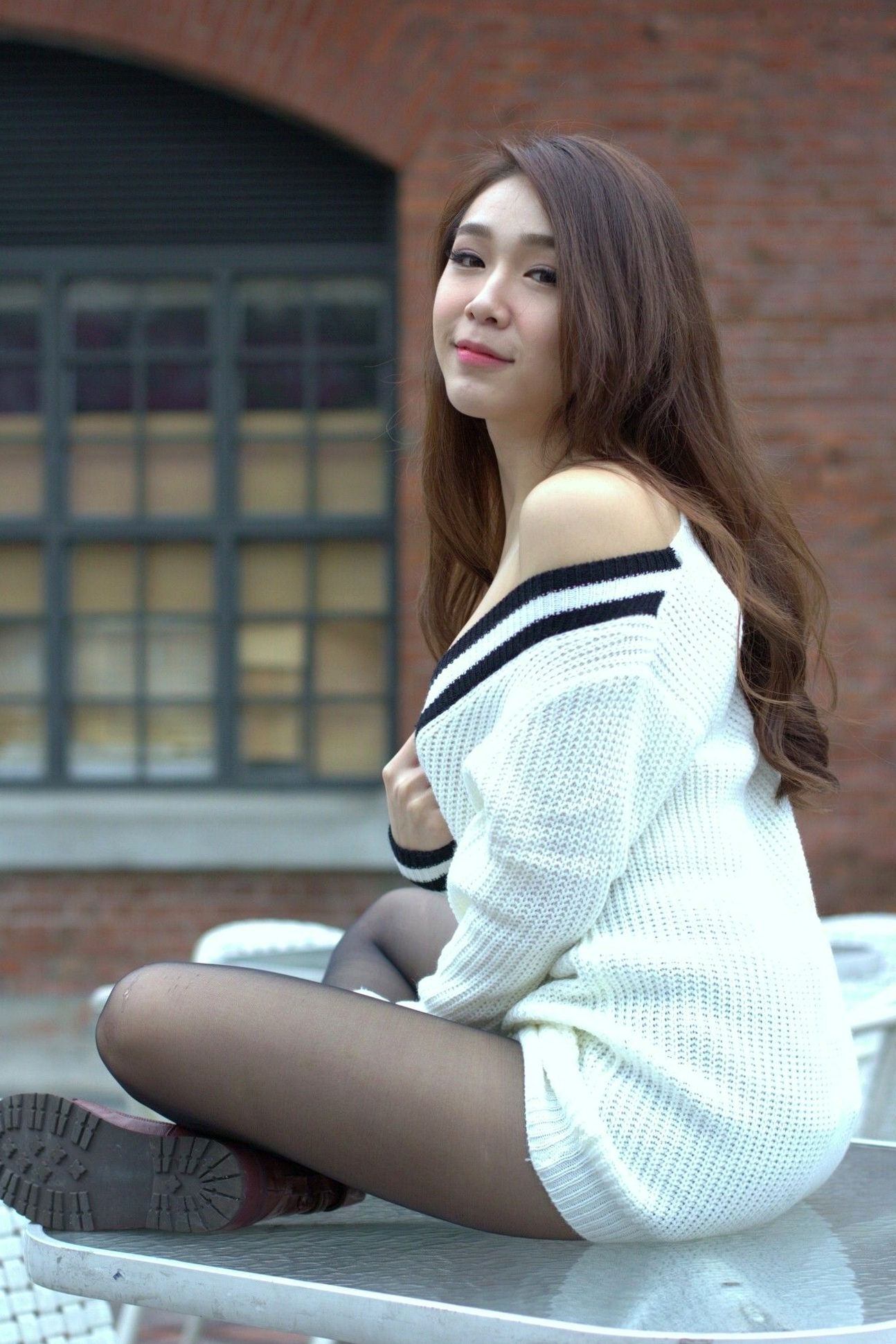 台湾正妹Baby66：温婉针织衫搭配性感黑丝，户外阶梯下的潮流街拍写真集[87P]
