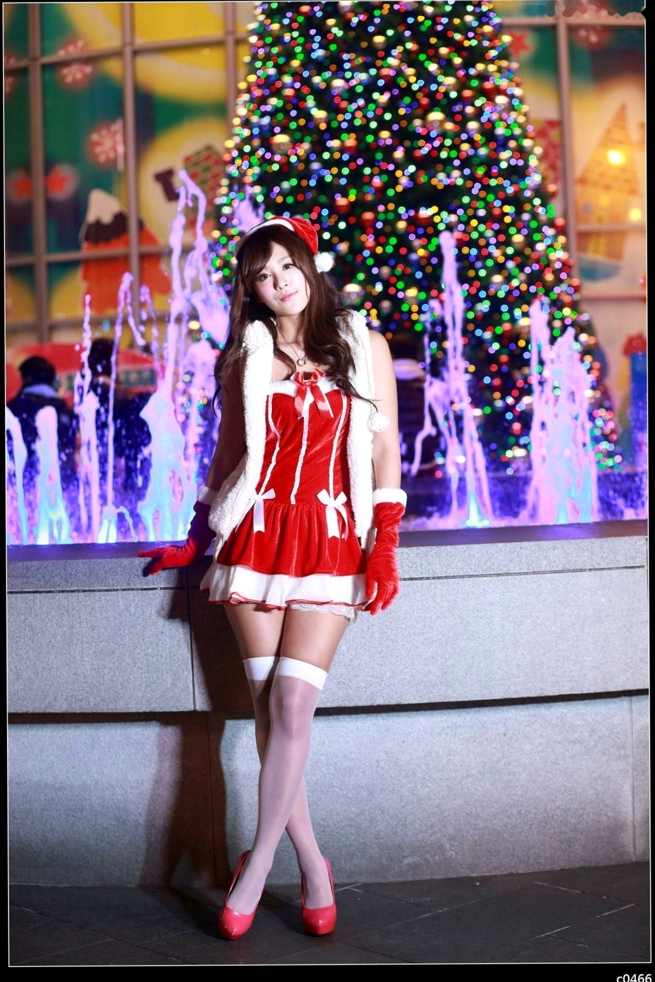 Gallery - 台湾正妹Miso夏晴圣诞节主题写真，红白圣诞制服搭配白丝，户外彩灯下展现动人美腿与治愈系甜美气质台湾制服丝袜清纯治愈系 女神私房照_秀色女神 - image 13