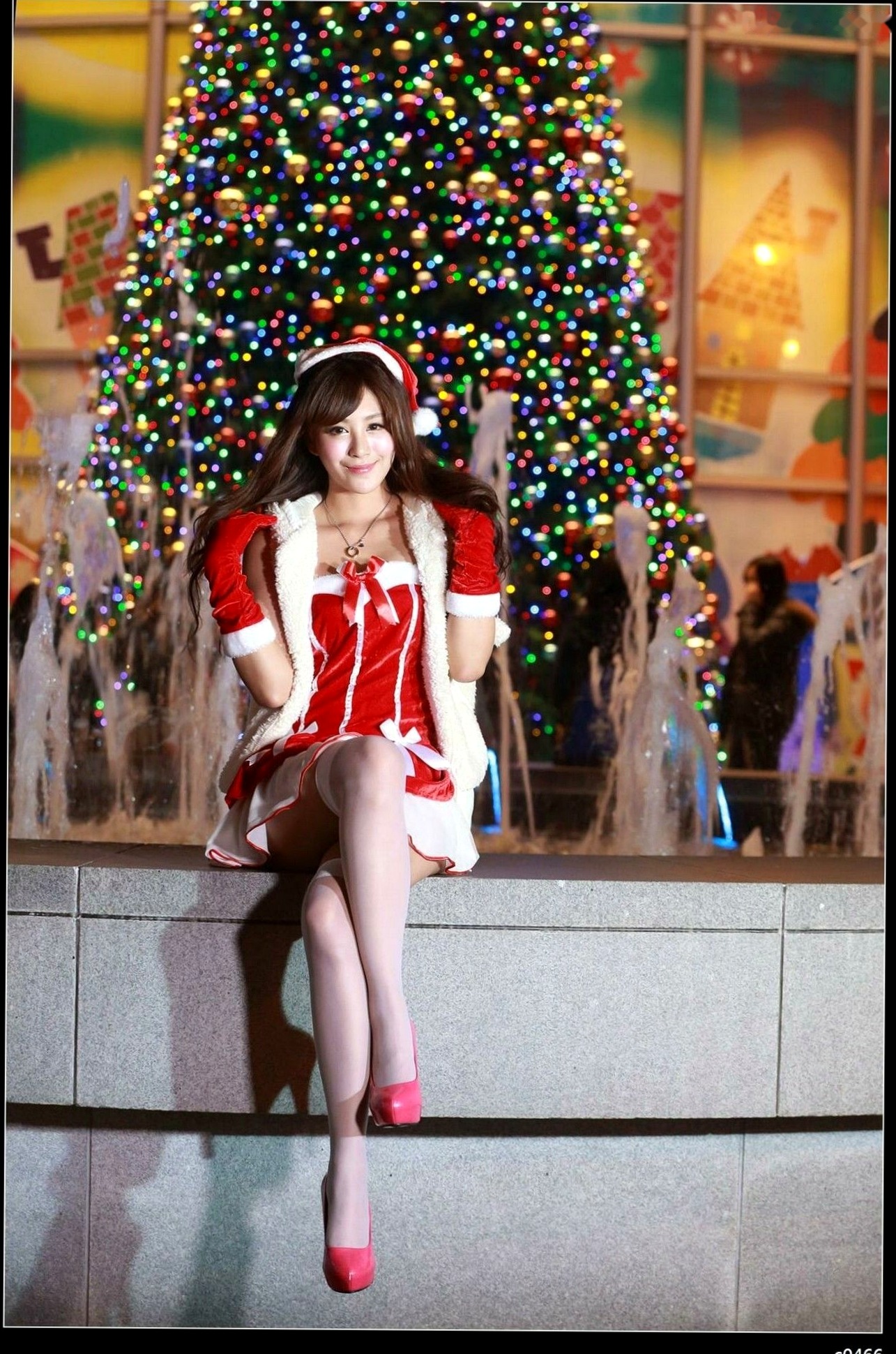 Gallery - 台湾正妹Miso夏晴圣诞节主题写真，红白圣诞制服搭配白丝，户外彩灯下展现动人美腿与治愈系甜美气质台湾制服丝袜清纯治愈系 女神私房照_秀色女神 - image 41