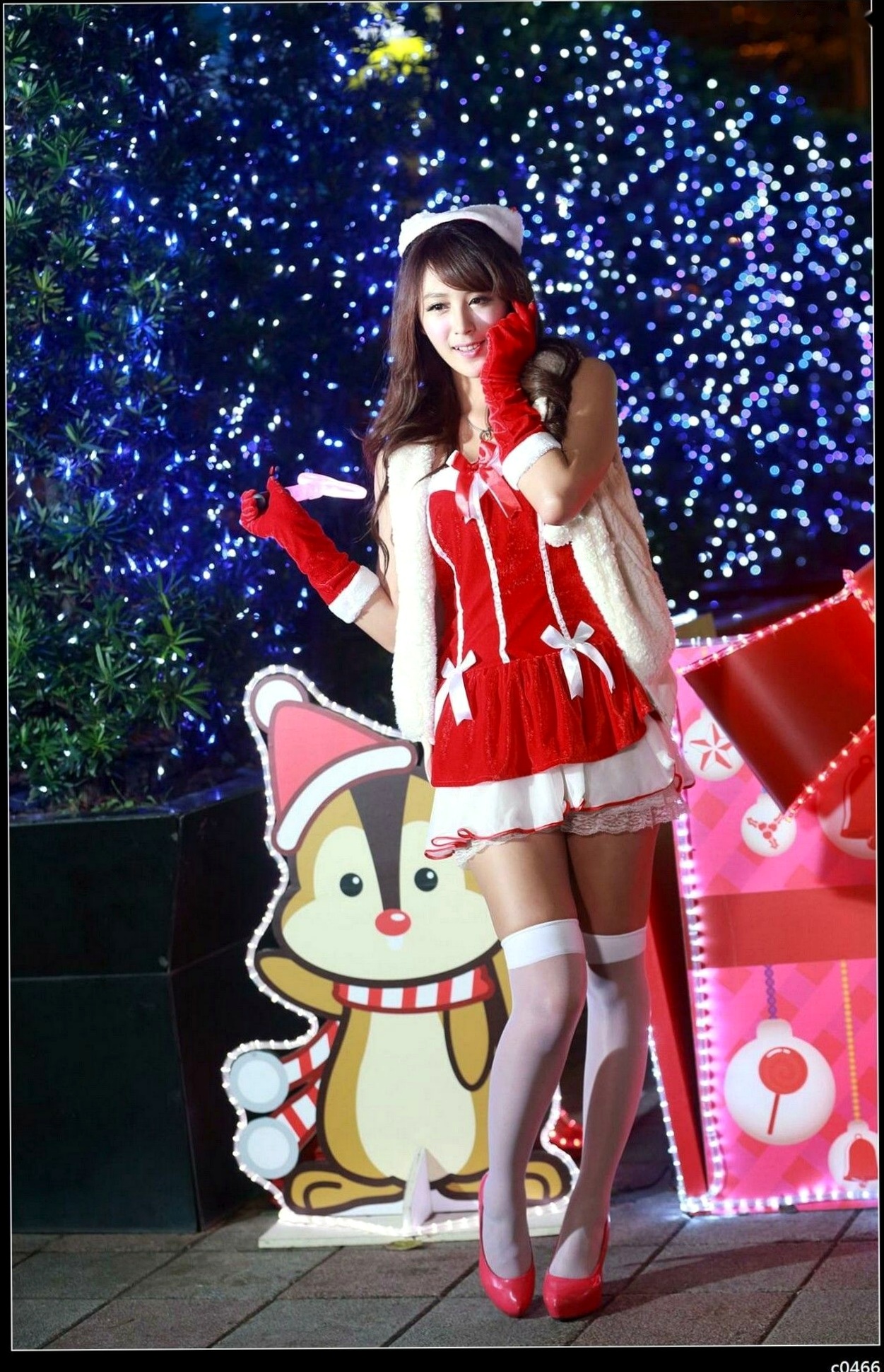 Gallery - 台湾正妹Miso夏晴圣诞节主题写真，红白圣诞制服搭配白丝，户外彩灯下展现动人美腿与治愈系甜美气质台湾制服丝袜清纯治愈系 女神私房照_秀色女神 - image 60