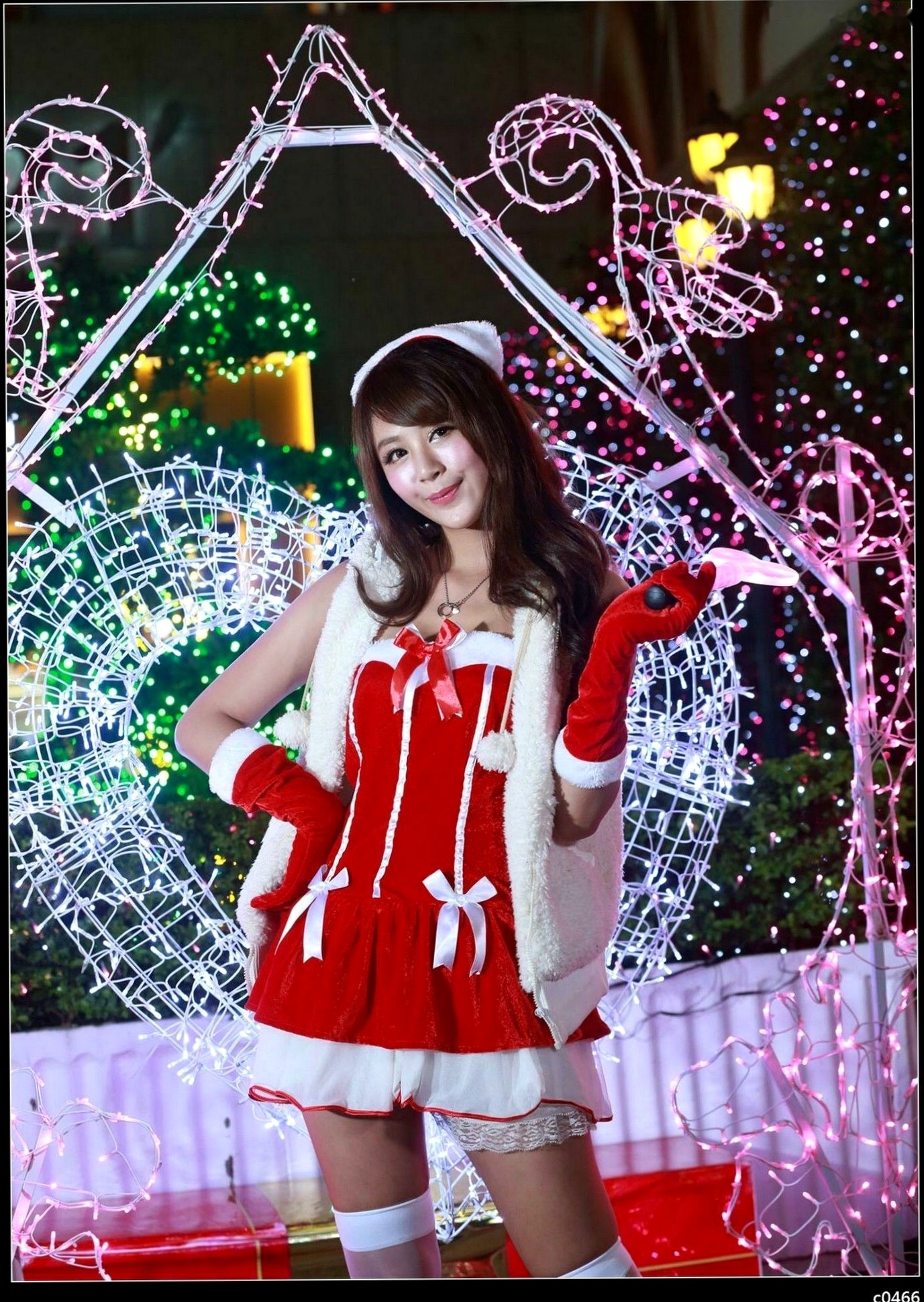 Gallery - 台湾正妹Miso夏晴圣诞节主题写真，红白圣诞制服搭配白丝，户外彩灯下展现动人美腿与治愈系甜美气质台湾制服丝袜清纯治愈系 女神私房照_秀色女神 - image 68
